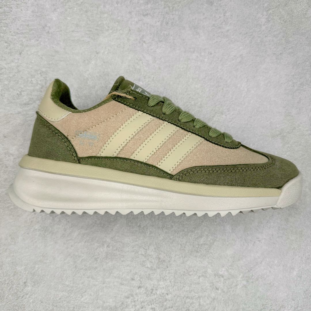 图片[8]-AD SL72 RS系列德训足球风百搭低帮休闲运动板鞋 阿迪达斯Originals推出复古「T头鞋」造型的SL72鞋款复刻，有男女两款可选。男生款为SL72RS，鞋型挺立饱满，鞋底增加高度，采用麂皮与布面制作，符合复古氛围；女生款为SL72OGW，致敬经典款式，鞋身纤细，还原70年代设计，以绿色呈现，点缀金色细节。多款配色可选。「T 头鞋」这两年有多火大家见到了吧？明星、穿搭博主几乎人手一双，凭借复古味的外观，以及亲民的价格，同样成为了不少球鞋玩家日常上脚首选。近日 adidas Originals 将有「T 头鞋」造型的诞生于 1972 年的 SL72 鞋款复刻带回，各位买鞋又有新选择了。1972 年 SL72 问世后，引领了后来阿迪达斯的跑鞋发展方向，其中「SL」代表了 Super Light，彰显了产品轻便的特性。1972 年 SL72 问世后，引领了后来阿迪达斯的跑鞋发展方向，其中「SL」代表了 Super Light，彰显了产品轻便的特性。这次 adidas Originals 延续其轻质经典的基因，带来男女两款 SL72。男生款带来 SL72 RS 鞋型，RS 意为 Reshaped（重塑），鞋款在保留了经典的外观基础上，在尼龙材质里增加了填充物，使鞋型更加挺立和饱满，鞋头则更加圆润，鞋底的 EVA 材质则增加了鞋款的高度。女生款则带来 SL72 OG W 鞋型，OG 顾名思义则是致敬经典款式，相较于 RS（Reshaped）鞋款，鞋身更加纤细，其整体鞋身轮廓、线条、细节、材质上尊崇 70 年代 SL72 的设计，还原经典味道。尺码：36 36⅔ 37⅓ 38 38⅔ 39⅓ 40 40⅔ 41⅓ 42 42⅔ 43⅓ 44 44⅔ 45-选品中心