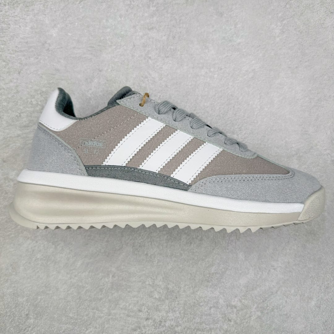 AD SL72 RS系列德训足球风百搭低帮休闲运动板鞋 阿迪达斯Originals推出复古「T头鞋」造型的SL72鞋款复刻，有男女两款可选。男生款为SL72RS，鞋型挺立饱满，鞋底增加高度，采用麂皮与布面制作，符合复古氛围；女生款为SL72OGW，致敬经典款式，鞋身纤细，还原70年代设计，以绿色呈现，点缀金色细节。多款配色可选。「T 头鞋」这两年有多火大家见到了吧？明星、穿搭博主几乎人手一双，凭借复古味的外观，以及亲民的价格，同样成为了不少球鞋玩家日常上脚首选。近日 adidas Originals 将有「T 头鞋」造型的诞生于 1972 年的 SL72 鞋款复刻带回，各位买鞋又有新选择了。1972 年 SL72 问世后，引领了后来阿迪达斯的跑鞋发展方向，其中「SL」代表了 Super Light，彰显了产品轻便的特性。1972 年 SL72 问世后，引领了后来阿迪达斯的跑鞋发展方向，其中「SL」代表了 Super Light，彰显了产品轻便的特性。这次 adidas Originals 延续其轻质经典的基因，带来男女两款 SL72。男生款带来 SL72 RS 鞋型，RS 意为 Reshaped（重塑），鞋款在保留了经典的外观基础上，在尼龙材质里增加了填充物，使鞋型更加挺立和饱满，鞋头则更加圆润，鞋底的 EVA 材质则增加了鞋款的高度。女生款则带来 SL72 OG W 鞋型，OG 顾名思义则是致敬经典款式，相较于 RS（Reshaped）鞋款，鞋身更加纤细，其整体鞋身轮廓、线条、细节、材质上尊崇 70 年代 SL72 的设计，还原经典味道。尺码：36 36⅔ 37⅓ 38 38⅔ 39⅓ 40 40⅔ 41⅓ 42 42⅔ 43⅓ 44 44⅔ 45-选品中心