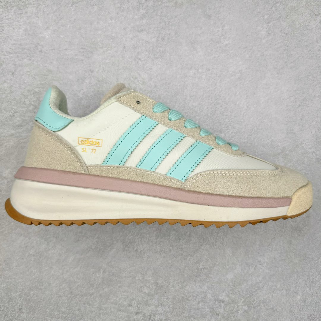 图片[3]-AD SL72 RS系列德训足球风百搭低帮休闲运动板鞋 阿迪达斯Originals推出复古「T头鞋」造型的SL72鞋款复刻，有男女两款可选。男生款为SL72RS，鞋型挺立饱满，鞋底增加高度，采用麂皮与布面制作，符合复古氛围；女生款为SL72OGW，致敬经典款式，鞋身纤细，还原70年代设计，以绿色呈现，点缀金色细节。多款配色可选。「T 头鞋」这两年有多火大家见到了吧？明星、穿搭博主几乎人手一双，凭借复古味的外观，以及亲民的价格，同样成为了不少球鞋玩家日常上脚首选。近日 adidas Originals 将有「T 头鞋」造型的诞生于 1972 年的 SL72 鞋款复刻带回，各位买鞋又有新选择了。1972 年 SL72 问世后，引领了后来阿迪达斯的跑鞋发展方向，其中「SL」代表了 Super Light，彰显了产品轻便的特性。1972 年 SL72 问世后，引领了后来阿迪达斯的跑鞋发展方向，其中「SL」代表了 Super Light，彰显了产品轻便的特性。这次 adidas Originals 延续其轻质经典的基因，带来男女两款 SL72。男生款带来 SL72 RS 鞋型，RS 意为 Reshaped（重塑），鞋款在保留了经典的外观基础上，在尼龙材质里增加了填充物，使鞋型更加挺立和饱满，鞋头则更加圆润，鞋底的 EVA 材质则增加了鞋款的高度。女生款则带来 SL72 OG W 鞋型，OG 顾名思义则是致敬经典款式，相较于 RS（Reshaped）鞋款，鞋身更加纤细，其整体鞋身轮廓、线条、细节、材质上尊崇 70 年代 SL72 的设计，还原经典味道。尺码：36 36⅔ 37⅓ 38 38⅔ 39⅓ 40 40⅔ 41⅓ 42 42⅔ 43⅓ 44 44⅔ 45-选品中心