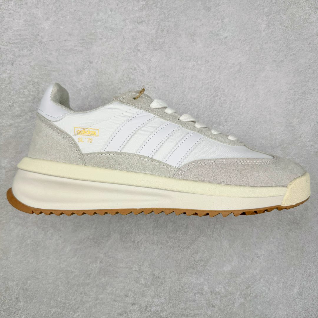 图片[4]-AD SL72 RS系列德训足球风百搭低帮休闲运动板鞋 阿迪达斯Originals推出复古「T头鞋」造型的SL72鞋款复刻，有男女两款可选。男生款为SL72RS，鞋型挺立饱满，鞋底增加高度，采用麂皮与布面制作，符合复古氛围；女生款为SL72OGW，致敬经典款式，鞋身纤细，还原70年代设计，以绿色呈现，点缀金色细节。多款配色可选。「T 头鞋」这两年有多火大家见到了吧？明星、穿搭博主几乎人手一双，凭借复古味的外观，以及亲民的价格，同样成为了不少球鞋玩家日常上脚首选。近日 adidas Originals 将有「T 头鞋」造型的诞生于 1972 年的 SL72 鞋款复刻带回，各位买鞋又有新选择了。1972 年 SL72 问世后，引领了后来阿迪达斯的跑鞋发展方向，其中「SL」代表了 Super Light，彰显了产品轻便的特性。1972 年 SL72 问世后，引领了后来阿迪达斯的跑鞋发展方向，其中「SL」代表了 Super Light，彰显了产品轻便的特性。这次 adidas Originals 延续其轻质经典的基因，带来男女两款 SL72。男生款带来 SL72 RS 鞋型，RS 意为 Reshaped（重塑），鞋款在保留了经典的外观基础上，在尼龙材质里增加了填充物，使鞋型更加挺立和饱满，鞋头则更加圆润，鞋底的 EVA 材质则增加了鞋款的高度。女生款则带来 SL72 OG W 鞋型，OG 顾名思义则是致敬经典款式，相较于 RS（Reshaped）鞋款，鞋身更加纤细，其整体鞋身轮廓、线条、细节、材质上尊崇 70 年代 SL72 的设计，还原经典味道。尺码：36 36⅔ 37⅓ 38 38⅔ 39⅓ 40 40⅔ 41⅓ 42 42⅔ 43⅓ 44 44⅔ 45-选品中心