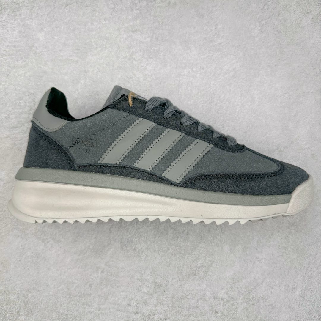 图片[5]-AD SL72 RS系列德训足球风百搭低帮休闲运动板鞋 阿迪达斯Originals推出复古「T头鞋」造型的SL72鞋款复刻，有男女两款可选。男生款为SL72RS，鞋型挺立饱满，鞋底增加高度，采用麂皮与布面制作，符合复古氛围；女生款为SL72OGW，致敬经典款式，鞋身纤细，还原70年代设计，以绿色呈现，点缀金色细节。多款配色可选。「T 头鞋」这两年有多火大家见到了吧？明星、穿搭博主几乎人手一双，凭借复古味的外观，以及亲民的价格，同样成为了不少球鞋玩家日常上脚首选。近日 adidas Originals 将有「T 头鞋」造型的诞生于 1972 年的 SL72 鞋款复刻带回，各位买鞋又有新选择了。1972 年 SL72 问世后，引领了后来阿迪达斯的跑鞋发展方向，其中「SL」代表了 Super Light，彰显了产品轻便的特性。1972 年 SL72 问世后，引领了后来阿迪达斯的跑鞋发展方向，其中「SL」代表了 Super Light，彰显了产品轻便的特性。这次 adidas Originals 延续其轻质经典的基因，带来男女两款 SL72。男生款带来 SL72 RS 鞋型，RS 意为 Reshaped（重塑），鞋款在保留了经典的外观基础上，在尼龙材质里增加了填充物，使鞋型更加挺立和饱满，鞋头则更加圆润，鞋底的 EVA 材质则增加了鞋款的高度。女生款则带来 SL72 OG W 鞋型，OG 顾名思义则是致敬经典款式，相较于 RS（Reshaped）鞋款，鞋身更加纤细，其整体鞋身轮廓、线条、细节、材质上尊崇 70 年代 SL72 的设计，还原经典味道。尺码：36 36⅔ 37⅓ 38 38⅔ 39⅓ 40 40⅔ 41⅓ 42 42⅔ 43⅓ 44 44⅔ 45-选品中心