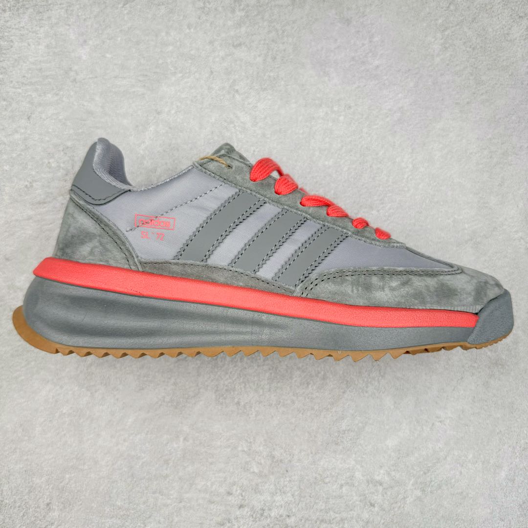 图片[7]-AD SL72 RS系列德训足球风百搭低帮休闲运动板鞋 阿迪达斯Originals推出复古「T头鞋」造型的SL72鞋款复刻，有男女两款可选。男生款为SL72RS，鞋型挺立饱满，鞋底增加高度，采用麂皮与布面制作，符合复古氛围；女生款为SL72OGW，致敬经典款式，鞋身纤细，还原70年代设计，以绿色呈现，点缀金色细节。多款配色可选。「T 头鞋」这两年有多火大家见到了吧？明星、穿搭博主几乎人手一双，凭借复古味的外观，以及亲民的价格，同样成为了不少球鞋玩家日常上脚首选。近日 adidas Originals 将有「T 头鞋」造型的诞生于 1972 年的 SL72 鞋款复刻带回，各位买鞋又有新选择了。1972 年 SL72 问世后，引领了后来阿迪达斯的跑鞋发展方向，其中「SL」代表了 Super Light，彰显了产品轻便的特性。1972 年 SL72 问世后，引领了后来阿迪达斯的跑鞋发展方向，其中「SL」代表了 Super Light，彰显了产品轻便的特性。这次 adidas Originals 延续其轻质经典的基因，带来男女两款 SL72。男生款带来 SL72 RS 鞋型，RS 意为 Reshaped（重塑），鞋款在保留了经典的外观基础上，在尼龙材质里增加了填充物，使鞋型更加挺立和饱满，鞋头则更加圆润，鞋底的 EVA 材质则增加了鞋款的高度。女生款则带来 SL72 OG W 鞋型，OG 顾名思义则是致敬经典款式，相较于 RS（Reshaped）鞋款，鞋身更加纤细，其整体鞋身轮廓、线条、细节、材质上尊崇 70 年代 SL72 的设计，还原经典味道。尺码：36 36⅔ 37⅓ 38 38⅔ 39⅓ 40 40⅔ 41⅓ 42 42⅔ 43⅓ 44 44⅔ 45-选品中心