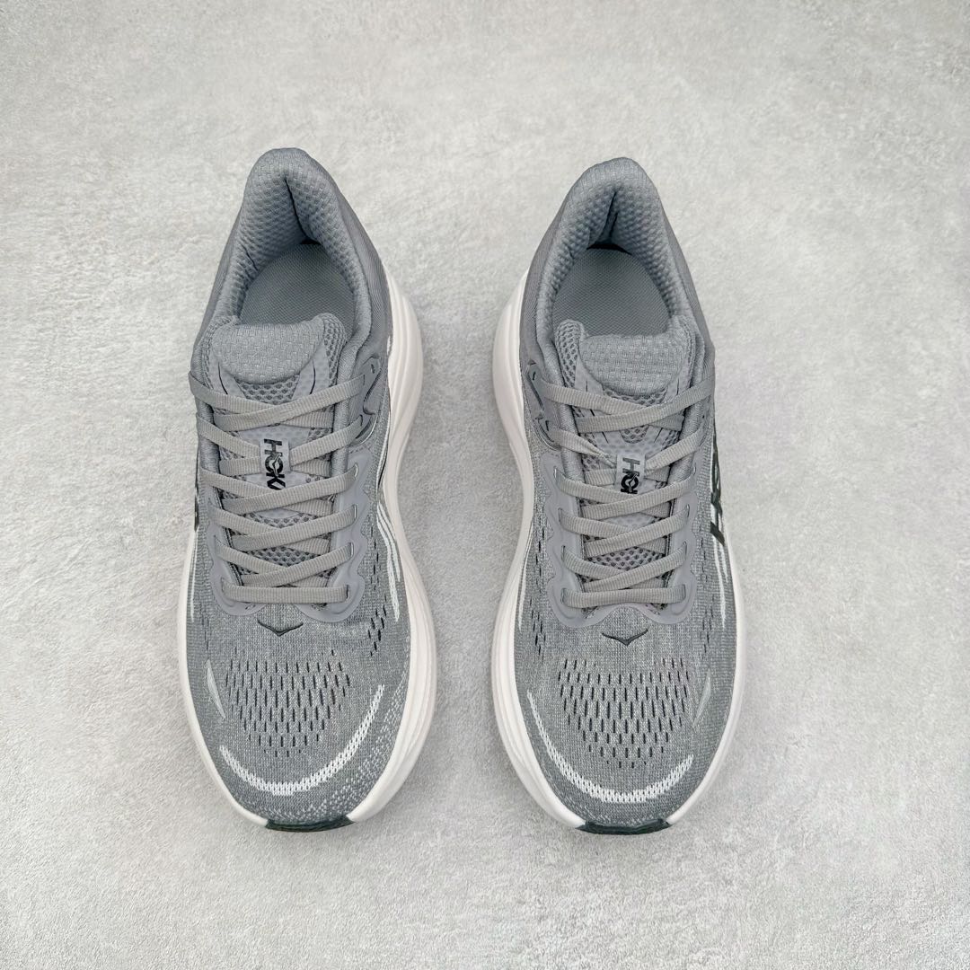 图片[2]-HOKA ONE ONE Bondi 9 WIDE 邦迪九代舒适防滑耐磨低帮休闲跑步鞋 HOKA ONE ONE是来自美国的跑步鞋知名品牌，创立于2009年，始终致力于为所有跑者提供更新、更好的跑步装备。相比常规跑鞋，HOKA ONE ONE特别研发使用性能独特的几何形跑鞋中底，此种鞋底更厚、更高、回弹性也更好，除了卓越的缓冲性能，它还能內各种阶段的跑者带来更具动感、更加稳定的跑步体验。HOKAONE ONE从设计之初就清楚意识到，要保证跑者步幅的均匀一致，双脚自然而然的运动至关重要。尺码：36 36.5 37.5 38 38.5 39 40 40.5 41 42 42.5 43 44 44.5 45-选品中心