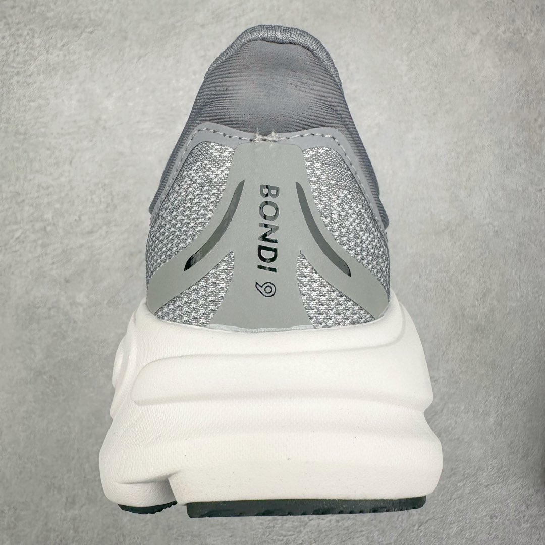 图片[8]-HOKA ONE ONE Bondi 9 WIDE 邦迪九代舒适防滑耐磨低帮休闲跑步鞋 HOKA ONE ONE是来自美国的跑步鞋知名品牌，创立于2009年，始终致力于为所有跑者提供更新、更好的跑步装备。相比常规跑鞋，HOKA ONE ONE特别研发使用性能独特的几何形跑鞋中底，此种鞋底更厚、更高、回弹性也更好，除了卓越的缓冲性能，它还能內各种阶段的跑者带来更具动感、更加稳定的跑步体验。HOKAONE ONE从设计之初就清楚意识到，要保证跑者步幅的均匀一致，双脚自然而然的运动至关重要。尺码：36 36.5 37.5 38 38.5 39 40 40.5 41 42 42.5 43 44 44.5 45-选品中心