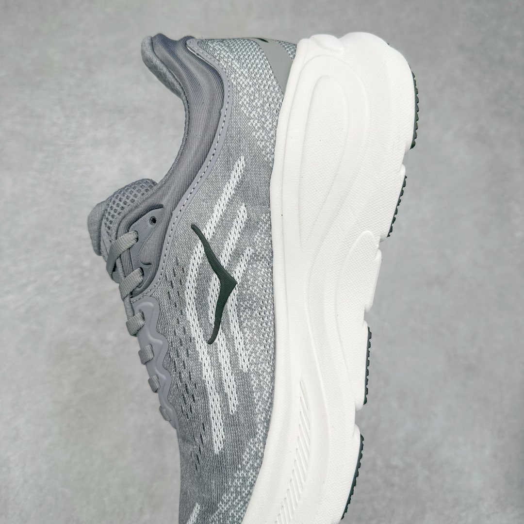 图片[7]-HOKA ONE ONE Bondi 9 WIDE 邦迪九代舒适防滑耐磨低帮休闲跑步鞋 HOKA ONE ONE是来自美国的跑步鞋知名品牌，创立于2009年，始终致力于为所有跑者提供更新、更好的跑步装备。相比常规跑鞋，HOKA ONE ONE特别研发使用性能独特的几何形跑鞋中底，此种鞋底更厚、更高、回弹性也更好，除了卓越的缓冲性能，它还能內各种阶段的跑者带来更具动感、更加稳定的跑步体验。HOKAONE ONE从设计之初就清楚意识到，要保证跑者步幅的均匀一致，双脚自然而然的运动至关重要。尺码：36 36.5 37.5 38 38.5 39 40 40.5 41 42 42.5 43 44 44.5 45-选品中心