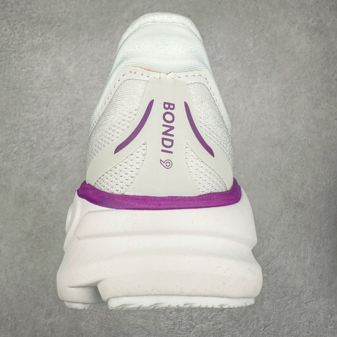 图片[8]-HOKA ONE ONE Bondi 9 WIDE 邦迪九代舒适防滑耐磨低帮休闲跑步鞋 HOKA ONE ONE是来自美国的跑步鞋知名品牌，创立于2009年，始终致力于为所有跑者提供更新、更好的跑步装备。相比常规跑鞋，HOKA ONE ONE特别研发使用性能独特的几何形跑鞋中底，此种鞋底更厚、更高、回弹性也更好，除了卓越的缓冲性能，它还能內各种阶段的跑者带来更具动感、更加稳定的跑步体验。HOKAONE ONE从设计之初就清楚意识到，要保证跑者步幅的均匀一致，双脚自然而然的运动至关重要。尺码：36 36.5 37.5 38 38.5 39 40 40.5 41 42 42.5 43 44 44.5 45-选品中心