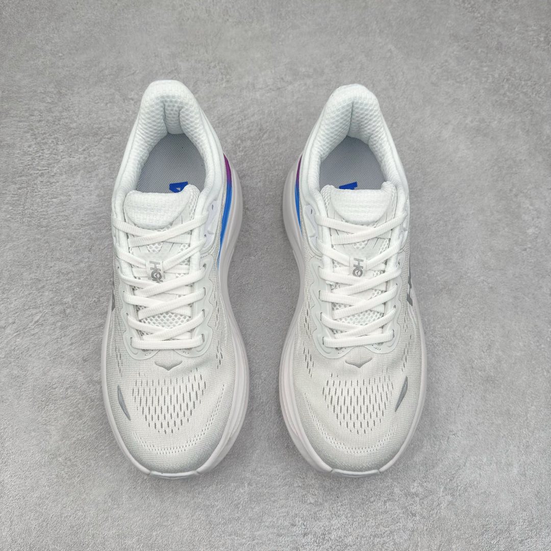 图片[2]-HOKA ONE ONE Bondi 9 WIDE 邦迪九代舒适防滑耐磨低帮休闲跑步鞋 HOKA ONE ONE是来自美国的跑步鞋知名品牌，创立于2009年，始终致力于为所有跑者提供更新、更好的跑步装备。相比常规跑鞋，HOKA ONE ONE特别研发使用性能独特的几何形跑鞋中底，此种鞋底更厚、更高、回弹性也更好，除了卓越的缓冲性能，它还能內各种阶段的跑者带来更具动感、更加稳定的跑步体验。HOKAONE ONE从设计之初就清楚意识到，要保证跑者步幅的均匀一致，双脚自然而然的运动至关重要。尺码：36 36.5 37.5 38 38.5 39 40 40.5 41 42 42.5 43 44 44.5 45-选品中心