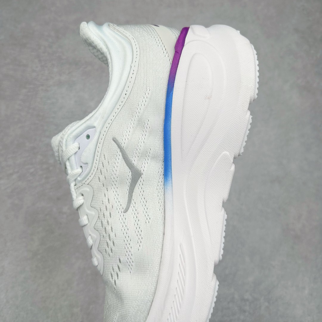 图片[7]-HOKA ONE ONE Bondi 9 WIDE 邦迪九代舒适防滑耐磨低帮休闲跑步鞋 HOKA ONE ONE是来自美国的跑步鞋知名品牌，创立于2009年，始终致力于为所有跑者提供更新、更好的跑步装备。相比常规跑鞋，HOKA ONE ONE特别研发使用性能独特的几何形跑鞋中底，此种鞋底更厚、更高、回弹性也更好，除了卓越的缓冲性能，它还能內各种阶段的跑者带来更具动感、更加稳定的跑步体验。HOKAONE ONE从设计之初就清楚意识到，要保证跑者步幅的均匀一致，双脚自然而然的运动至关重要。尺码：36 36.5 37.5 38 38.5 39 40 40.5 41 42 42.5 43 44 44.5 45-选品中心