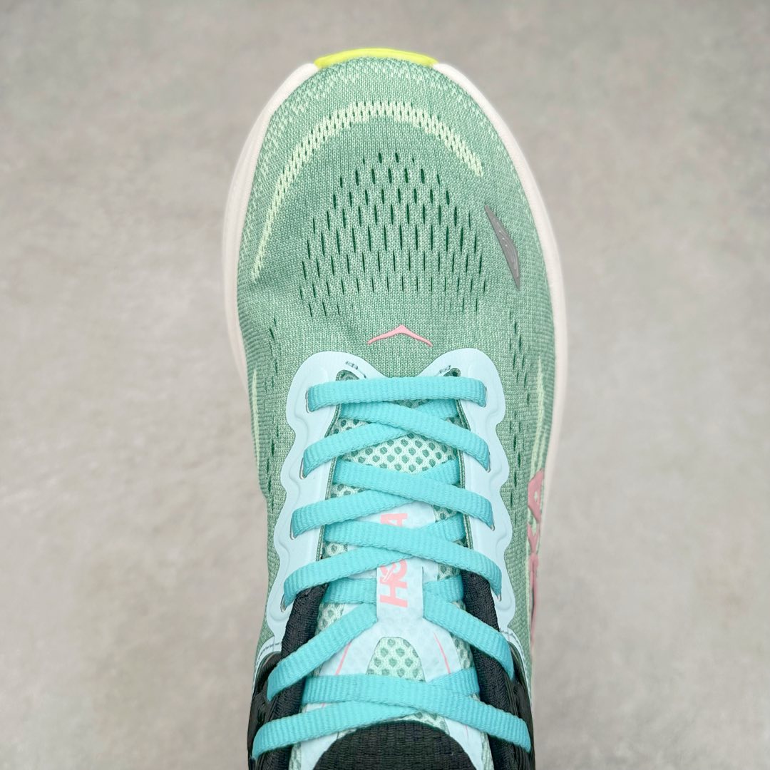 图片[4]-HOKA ONE ONE Bondi 9 WIDE 邦迪九代舒适防滑耐磨低帮休闲跑步鞋 HOKA ONE ONE是来自美国的跑步鞋知名品牌，创立于2009年，始终致力于为所有跑者提供更新、更好的跑步装备。相比常规跑鞋，HOKA ONE ONE特别研发使用性能独特的几何形跑鞋中底，此种鞋底更厚、更高、回弹性也更好，除了卓越的缓冲性能，它还能內各种阶段的跑者带来更具动感、更加稳定的跑步体验。HOKAONE ONE从设计之初就清楚意识到，要保证跑者步幅的均匀一致，双脚自然而然的运动至关重要。尺码：36 36.5 37.5 38 38.5 39 40 40.5 41 42 42.5 43 44 44.5 45-选品中心