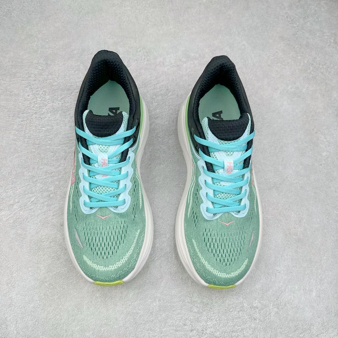 图片[2]-HOKA ONE ONE Bondi 9 WIDE 邦迪九代舒适防滑耐磨低帮休闲跑步鞋 HOKA ONE ONE是来自美国的跑步鞋知名品牌，创立于2009年，始终致力于为所有跑者提供更新、更好的跑步装备。相比常规跑鞋，HOKA ONE ONE特别研发使用性能独特的几何形跑鞋中底，此种鞋底更厚、更高、回弹性也更好，除了卓越的缓冲性能，它还能內各种阶段的跑者带来更具动感、更加稳定的跑步体验。HOKAONE ONE从设计之初就清楚意识到，要保证跑者步幅的均匀一致，双脚自然而然的运动至关重要。尺码：36 36.5 37.5 38 38.5 39 40 40.5 41 42 42.5 43 44 44.5 45-选品中心