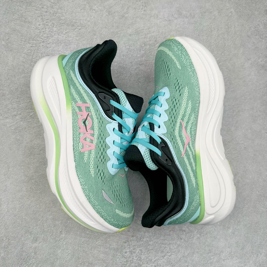 图片[3]-HOKA ONE ONE Bondi 9 WIDE 邦迪九代舒适防滑耐磨低帮休闲跑步鞋 HOKA ONE ONE是来自美国的跑步鞋知名品牌，创立于2009年，始终致力于为所有跑者提供更新、更好的跑步装备。相比常规跑鞋，HOKA ONE ONE特别研发使用性能独特的几何形跑鞋中底，此种鞋底更厚、更高、回弹性也更好，除了卓越的缓冲性能，它还能內各种阶段的跑者带来更具动感、更加稳定的跑步体验。HOKAONE ONE从设计之初就清楚意识到，要保证跑者步幅的均匀一致，双脚自然而然的运动至关重要。尺码：36 36.5 37.5 38 38.5 39 40 40.5 41 42 42.5 43 44 44.5 45-选品中心