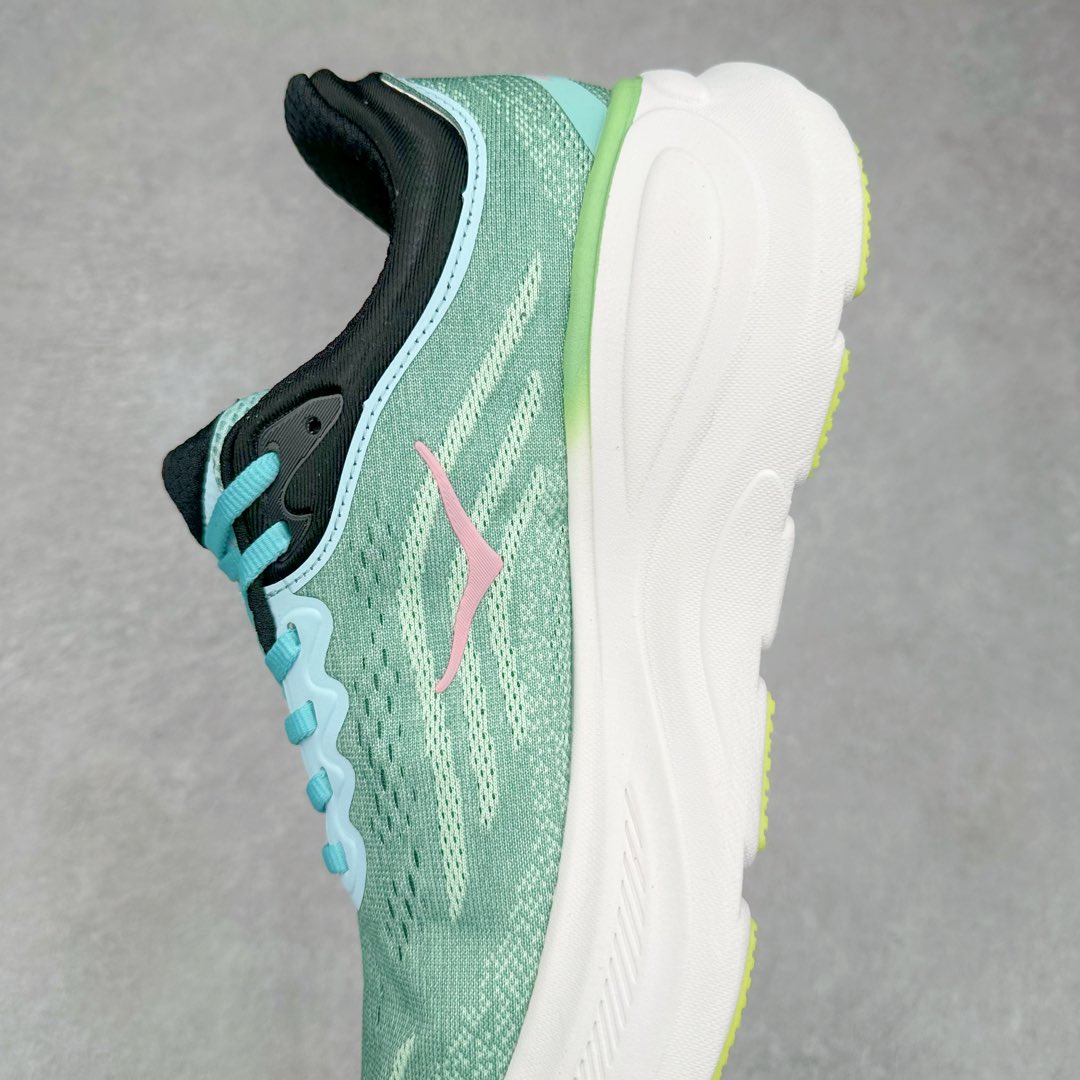 图片[7]-HOKA ONE ONE Bondi 9 WIDE 邦迪九代舒适防滑耐磨低帮休闲跑步鞋 HOKA ONE ONE是来自美国的跑步鞋知名品牌，创立于2009年，始终致力于为所有跑者提供更新、更好的跑步装备。相比常规跑鞋，HOKA ONE ONE特别研发使用性能独特的几何形跑鞋中底，此种鞋底更厚、更高、回弹性也更好，除了卓越的缓冲性能，它还能內各种阶段的跑者带来更具动感、更加稳定的跑步体验。HOKAONE ONE从设计之初就清楚意识到，要保证跑者步幅的均匀一致，双脚自然而然的运动至关重要。尺码：36 36.5 37.5 38 38.5 39 40 40.5 41 42 42.5 43 44 44.5 45-选品中心