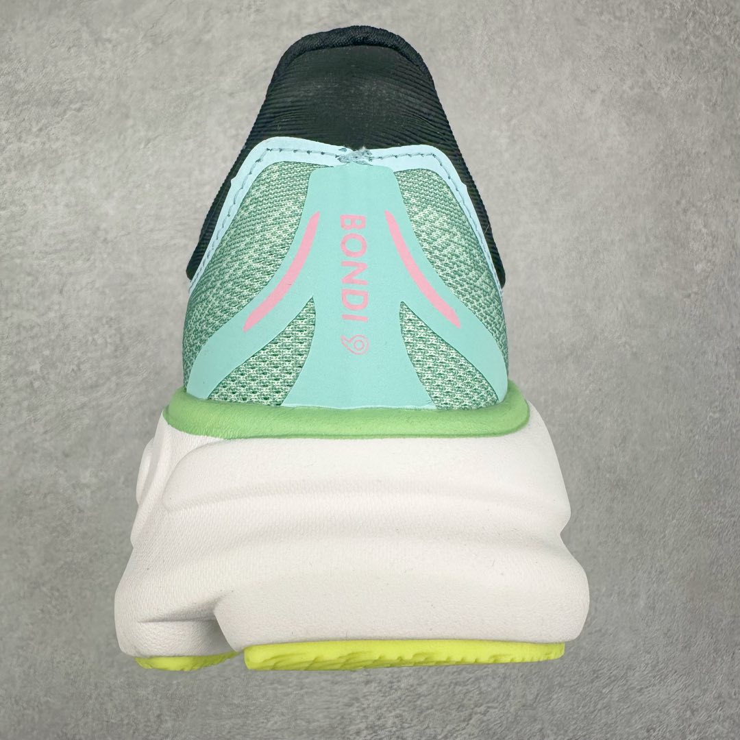 图片[8]-HOKA ONE ONE Bondi 9 WIDE 邦迪九代舒适防滑耐磨低帮休闲跑步鞋 HOKA ONE ONE是来自美国的跑步鞋知名品牌，创立于2009年，始终致力于为所有跑者提供更新、更好的跑步装备。相比常规跑鞋，HOKA ONE ONE特别研发使用性能独特的几何形跑鞋中底，此种鞋底更厚、更高、回弹性也更好，除了卓越的缓冲性能，它还能內各种阶段的跑者带来更具动感、更加稳定的跑步体验。HOKAONE ONE从设计之初就清楚意识到，要保证跑者步幅的均匀一致，双脚自然而然的运动至关重要。尺码：36 36.5 37.5 38 38.5 39 40 40.5 41 42 42.5 43 44 44.5 45-选品中心