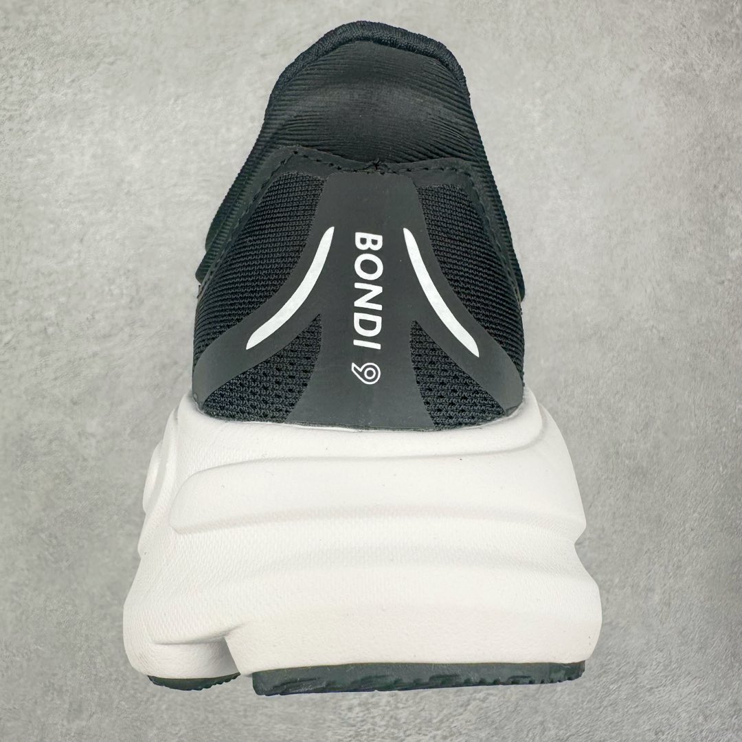 图片[8]-HOKA ONE ONE Bondi 9 WIDE 邦迪九代舒适防滑耐磨低帮休闲跑步鞋 HOKA ONE ONE是来自美国的跑步鞋知名品牌，创立于2009年，始终致力于为所有跑者提供更新、更好的跑步装备。相比常规跑鞋，HOKA ONE ONE特别研发使用性能独特的几何形跑鞋中底，此种鞋底更厚、更高、回弹性也更好，除了卓越的缓冲性能，它还能內各种阶段的跑者带来更具动感、更加稳定的跑步体验。HOKAONE ONE从设计之初就清楚意识到，要保证跑者步幅的均匀一致，双脚自然而然的运动至关重要。尺码：36 36.5 37.5 38 38.5 39 40 40.5 41 42 42.5 43 44 44.5 45-选品中心