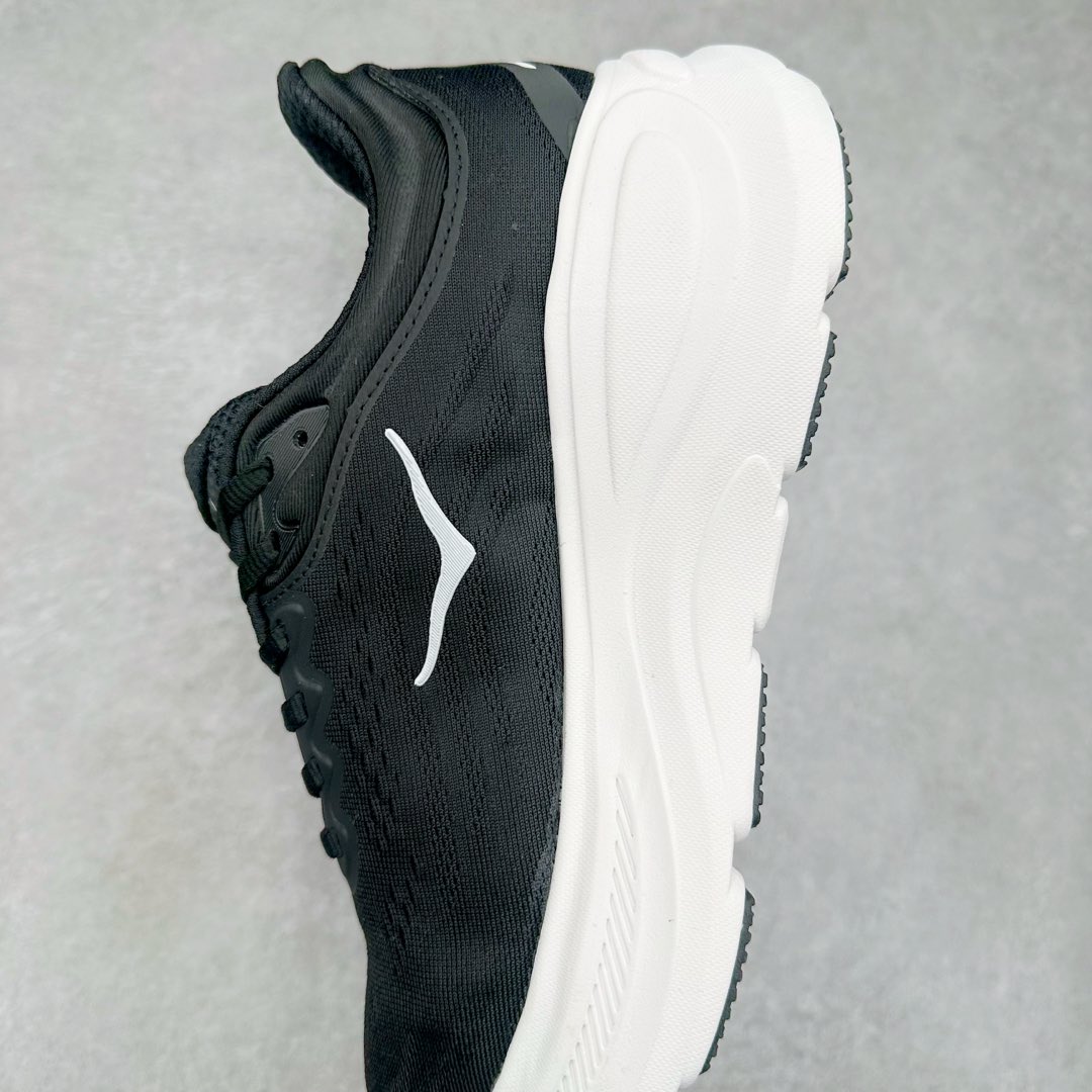 图片[7]-HOKA ONE ONE Bondi 9 WIDE 邦迪九代舒适防滑耐磨低帮休闲跑步鞋 HOKA ONE ONE是来自美国的跑步鞋知名品牌，创立于2009年，始终致力于为所有跑者提供更新、更好的跑步装备。相比常规跑鞋，HOKA ONE ONE特别研发使用性能独特的几何形跑鞋中底，此种鞋底更厚、更高、回弹性也更好，除了卓越的缓冲性能，它还能內各种阶段的跑者带来更具动感、更加稳定的跑步体验。HOKAONE ONE从设计之初就清楚意识到，要保证跑者步幅的均匀一致，双脚自然而然的运动至关重要。尺码：36 36.5 37.5 38 38.5 39 40 40.5 41 42 42.5 43 44 44.5 45-选品中心