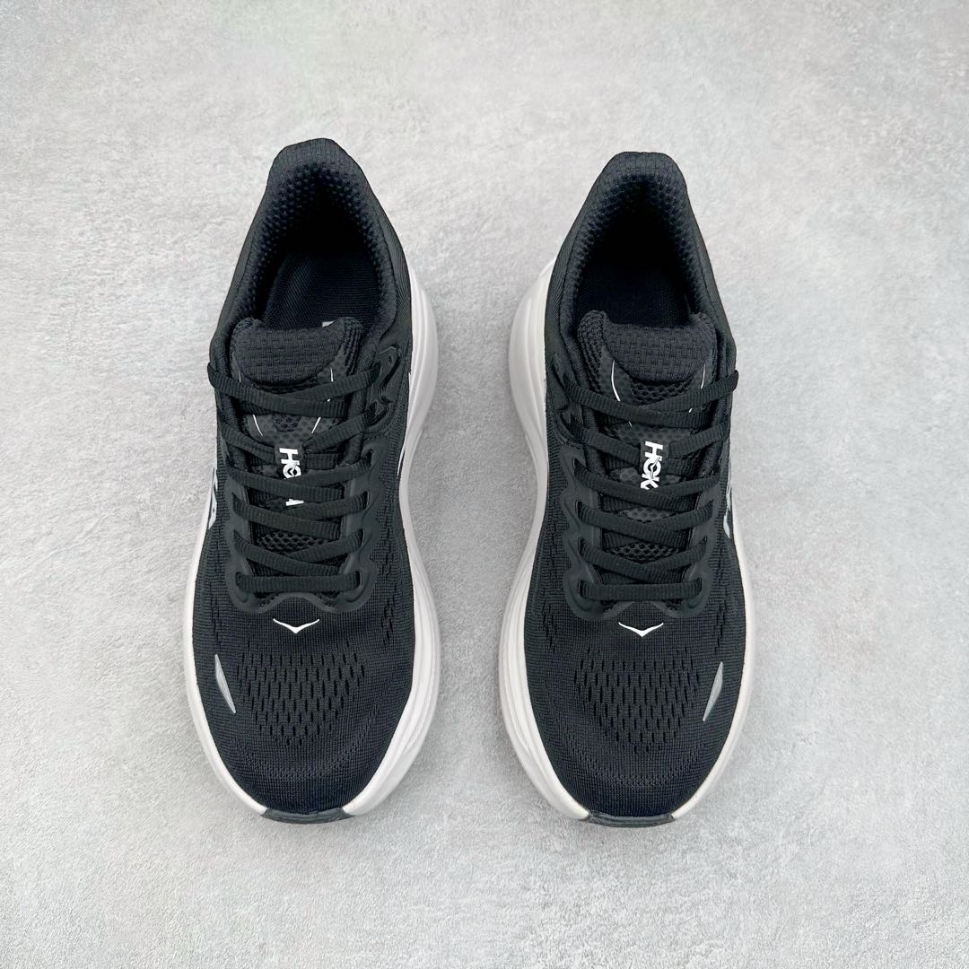 图片[2]-HOKA ONE ONE Bondi 9 WIDE 邦迪九代舒适防滑耐磨低帮休闲跑步鞋 HOKA ONE ONE是来自美国的跑步鞋知名品牌，创立于2009年，始终致力于为所有跑者提供更新、更好的跑步装备。相比常规跑鞋，HOKA ONE ONE特别研发使用性能独特的几何形跑鞋中底，此种鞋底更厚、更高、回弹性也更好，除了卓越的缓冲性能，它还能內各种阶段的跑者带来更具动感、更加稳定的跑步体验。HOKAONE ONE从设计之初就清楚意识到，要保证跑者步幅的均匀一致，双脚自然而然的运动至关重要。尺码：36 36.5 37.5 38 38.5 39 40 40.5 41 42 42.5 43 44 44.5 45-选品中心