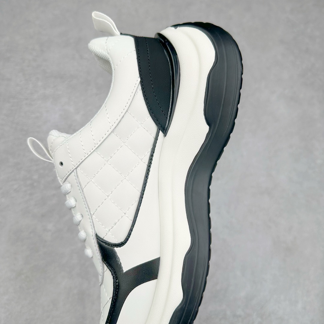 图片[7]-Chanel香奈儿 2025C 最新米兰走秀爆款 厚底老爹运动鞋 原版开发1-1复刻 官方同步 25款官方最新包装 花纹礼盒包装 小香早春度假新款 双C方圆头系带休闲鞋 潮鞋 此款绝对是小香这一季最火的存在 专柜根本就买不到系列 恨不得焊在脚上系列 好穿又个性 跟以往风格不同 没有大大的Logo 低调且高级感满满 轻英伦风的方头➕菱格的柔和 完美的融合在一起 有一种1️⃣➕1️⃣大于3的感觉 经典的撞色搭配 出彩且不突兀 搭配 短裙 短裤 牛仔 潮服 时尚感瞬间提升好几个档次 【采用牛皮拼接牛反绒 内里透气网面 原版开模𝐓𝐏𝐔大底 增高𝟒𝐂𝐌】 货号： G397922631 Sizc： 35 36 37 38 39 40-选品中心