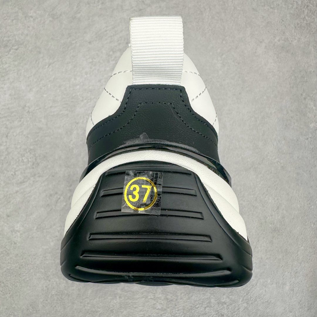 图片[8]-Chanel香奈儿 2025C 最新米兰走秀爆款 厚底老爹运动鞋 原版开发1-1复刻 官方同步 25款官方最新包装 花纹礼盒包装 小香早春度假新款 双C方圆头系带休闲鞋 潮鞋 此款绝对是小香这一季最火的存在 专柜根本就买不到系列 恨不得焊在脚上系列 好穿又个性 跟以往风格不同 没有大大的Logo 低调且高级感满满 轻英伦风的方头➕菱格的柔和 完美的融合在一起 有一种1️⃣➕1️⃣大于3的感觉 经典的撞色搭配 出彩且不突兀 搭配 短裙 短裤 牛仔 潮服 时尚感瞬间提升好几个档次 【采用牛皮拼接牛反绒 内里透气网面 原版开模𝐓𝐏𝐔大底 增高𝟒𝐂𝐌】 货号： G397922631 Sizc： 35 36 37 38 39 40-选品中心