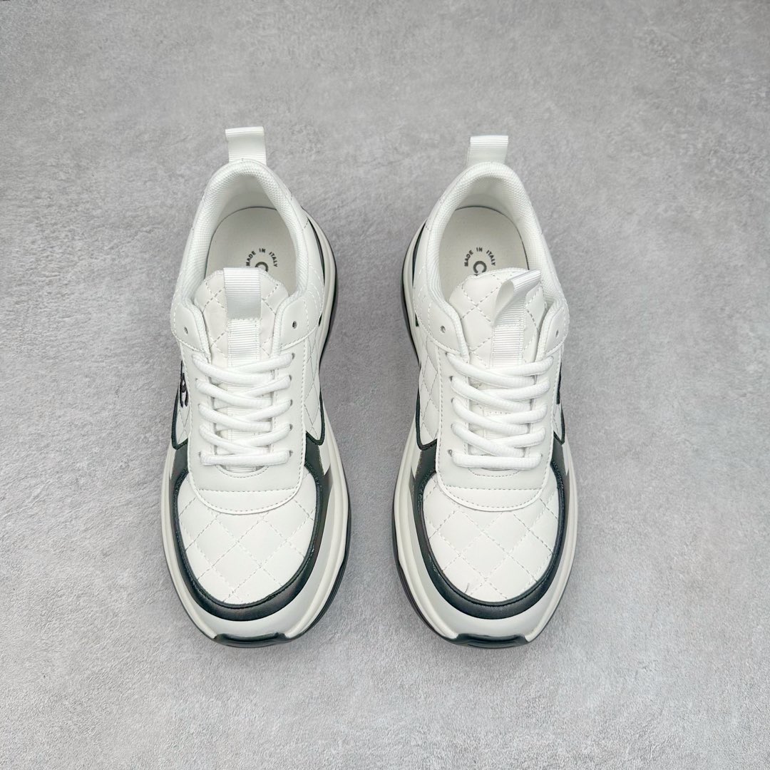 图片[2]-Chanel香奈儿 2025C 最新米兰走秀爆款 厚底老爹运动鞋 原版开发1-1复刻 官方同步 25款官方最新包装 花纹礼盒包装 小香早春度假新款 双C方圆头系带休闲鞋 潮鞋 此款绝对是小香这一季最火的存在 专柜根本就买不到系列 恨不得焊在脚上系列 好穿又个性 跟以往风格不同 没有大大的Logo 低调且高级感满满 轻英伦风的方头➕菱格的柔和 完美的融合在一起 有一种1️⃣➕1️⃣大于3的感觉 经典的撞色搭配 出彩且不突兀 搭配 短裙 短裤 牛仔 潮服 时尚感瞬间提升好几个档次 【采用牛皮拼接牛反绒 内里透气网面 原版开模𝐓𝐏𝐔大底 增高𝟒𝐂𝐌】 货号： G397922631 Sizc： 35 36 37 38 39 40-选品中心