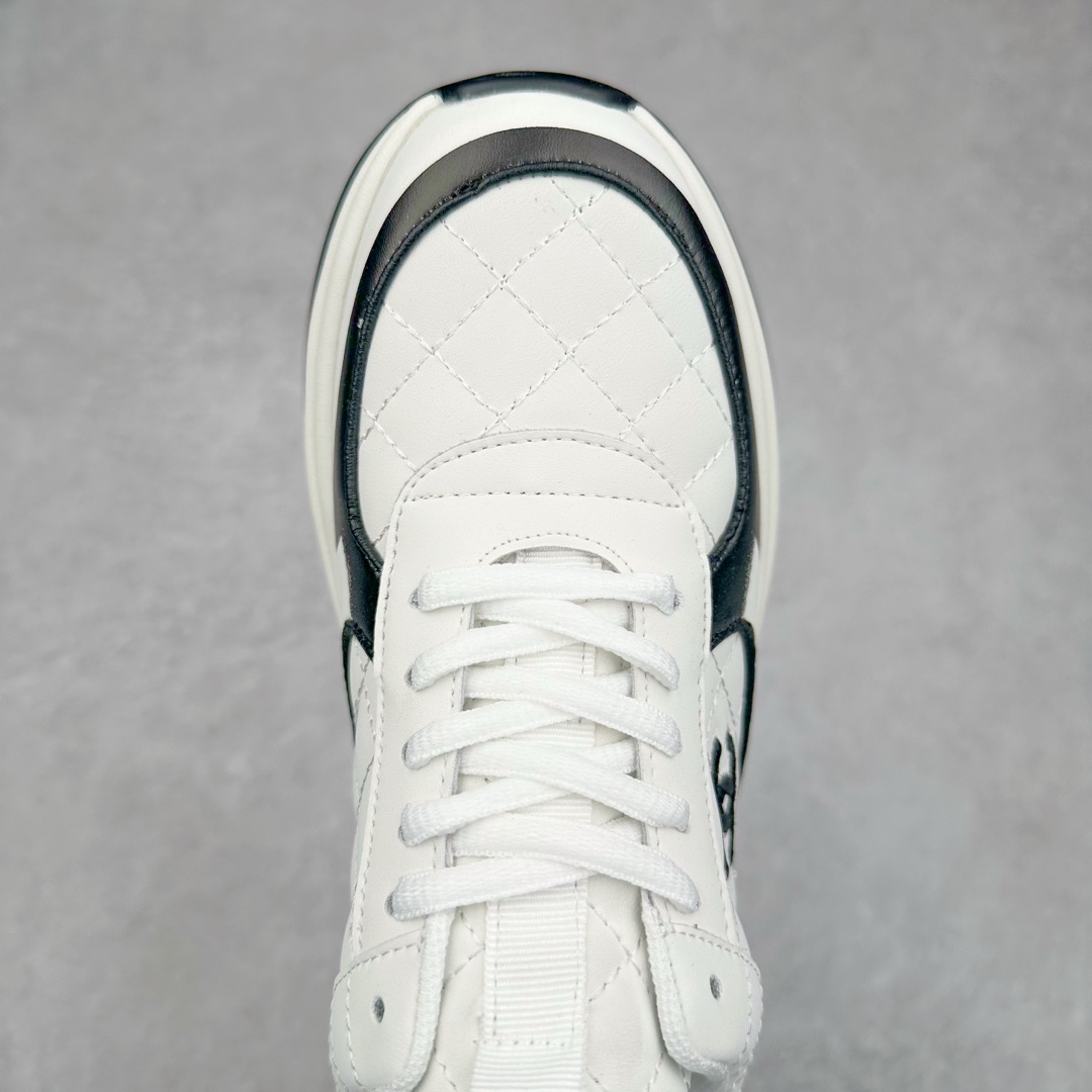 图片[4]-Chanel香奈儿 2025C 最新米兰走秀爆款 厚底老爹运动鞋 原版开发1-1复刻 官方同步 25款官方最新包装 花纹礼盒包装 小香早春度假新款 双C方圆头系带休闲鞋 潮鞋 此款绝对是小香这一季最火的存在 专柜根本就买不到系列 恨不得焊在脚上系列 好穿又个性 跟以往风格不同 没有大大的Logo 低调且高级感满满 轻英伦风的方头➕菱格的柔和 完美的融合在一起 有一种1️⃣➕1️⃣大于3的感觉 经典的撞色搭配 出彩且不突兀 搭配 短裙 短裤 牛仔 潮服 时尚感瞬间提升好几个档次 【采用牛皮拼接牛反绒 内里透气网面 原版开模𝐓𝐏𝐔大底 增高𝟒𝐂𝐌】 货号： G397922631 Sizc： 35 36 37 38 39 40-选品中心