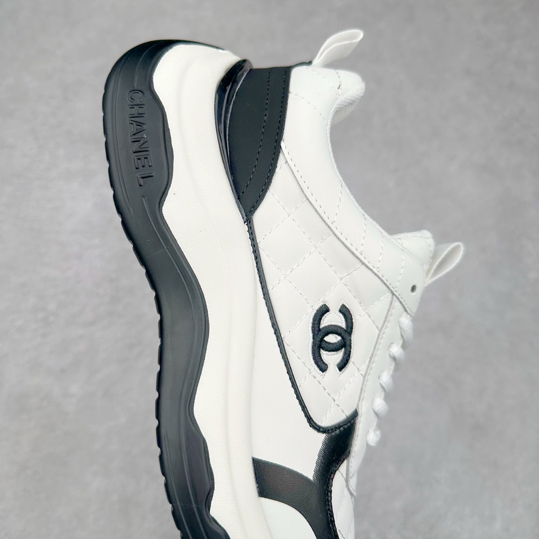 图片[6]-Chanel香奈儿 2025C 最新米兰走秀爆款 厚底老爹运动鞋 原版开发1-1复刻 官方同步 25款官方最新包装 花纹礼盒包装 小香早春度假新款 双C方圆头系带休闲鞋 潮鞋 此款绝对是小香这一季最火的存在 专柜根本就买不到系列 恨不得焊在脚上系列 好穿又个性 跟以往风格不同 没有大大的Logo 低调且高级感满满 轻英伦风的方头➕菱格的柔和 完美的融合在一起 有一种1️⃣➕1️⃣大于3的感觉 经典的撞色搭配 出彩且不突兀 搭配 短裙 短裤 牛仔 潮服 时尚感瞬间提升好几个档次 【采用牛皮拼接牛反绒 内里透气网面 原版开模𝐓𝐏𝐔大底 增高𝟒𝐂𝐌】 货号： G397922631 Sizc： 35 36 37 38 39 40-选品中心