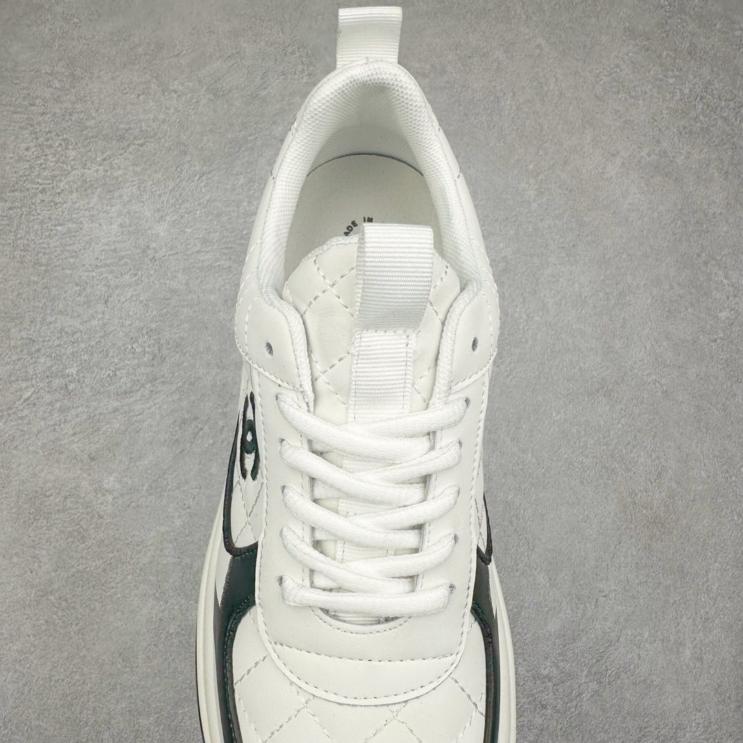 图片[5]-Chanel香奈儿 2025C 最新米兰走秀爆款 厚底老爹运动鞋 原版开发1-1复刻 官方同步 25款官方最新包装 花纹礼盒包装 小香早春度假新款 双C方圆头系带休闲鞋 潮鞋 此款绝对是小香这一季最火的存在 专柜根本就买不到系列 恨不得焊在脚上系列 好穿又个性 跟以往风格不同 没有大大的Logo 低调且高级感满满 轻英伦风的方头➕菱格的柔和 完美的融合在一起 有一种1️⃣➕1️⃣大于3的感觉 经典的撞色搭配 出彩且不突兀 搭配 短裙 短裤 牛仔 潮服 时尚感瞬间提升好几个档次 【采用牛皮拼接牛反绒 内里透气网面 原版开模𝐓𝐏𝐔大底 增高𝟒𝐂𝐌】 货号： G397922631 Sizc： 35 36 37 38 39 40-选品中心