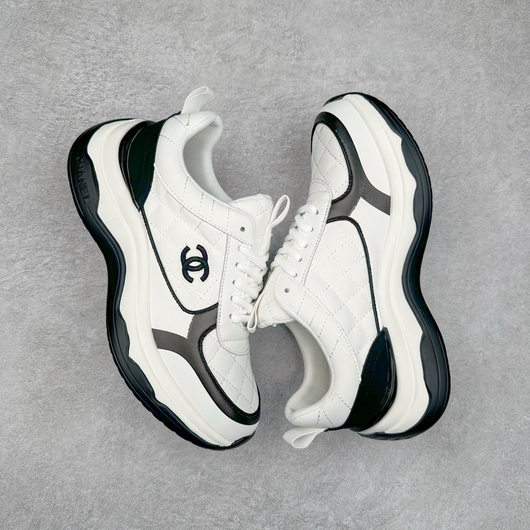 图片[3]-Chanel香奈儿 2025C 最新米兰走秀爆款 厚底老爹运动鞋 原版开发1-1复刻 官方同步 25款官方最新包装 花纹礼盒包装 小香早春度假新款 双C方圆头系带休闲鞋 潮鞋 此款绝对是小香这一季最火的存在 专柜根本就买不到系列 恨不得焊在脚上系列 好穿又个性 跟以往风格不同 没有大大的Logo 低调且高级感满满 轻英伦风的方头➕菱格的柔和 完美的融合在一起 有一种1️⃣➕1️⃣大于3的感觉 经典的撞色搭配 出彩且不突兀 搭配 短裙 短裤 牛仔 潮服 时尚感瞬间提升好几个档次 【采用牛皮拼接牛反绒 内里透气网面 原版开模𝐓𝐏𝐔大底 增高𝟒𝐂𝐌】 货号： G397922631 Sizc： 35 36 37 38 39 40-选品中心