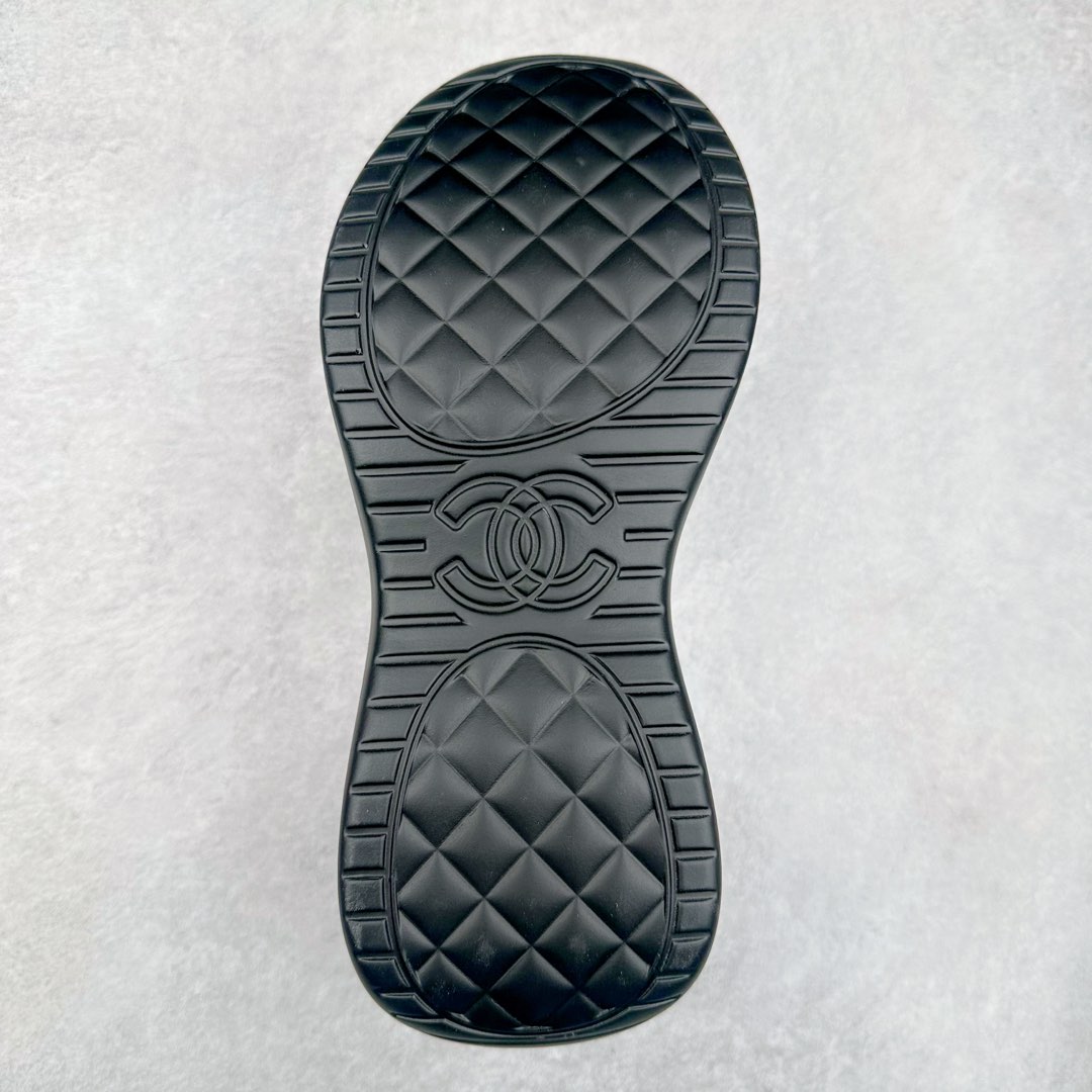 图片[9]-Chanel香奈儿 2025C 最新米兰走秀爆款 厚底老爹运动鞋 原版开发1-1复刻 官方同步 25款官方最新包装 花纹礼盒包装 小香早春度假新款 双C方圆头系带休闲鞋 潮鞋 此款绝对是小香这一季最火的存在 专柜根本就买不到系列 恨不得焊在脚上系列 好穿又个性 跟以往风格不同 没有大大的Logo 低调且高级感满满 轻英伦风的方头➕菱格的柔和 完美的融合在一起 有一种1️⃣➕1️⃣大于3的感觉 经典的撞色搭配 出彩且不突兀 搭配 短裙 短裤 牛仔 潮服 时尚感瞬间提升好几个档次 【采用牛皮拼接牛反绒 内里透气网面 原版开模𝐓𝐏𝐔大底 增高𝟒𝐂𝐌】 货号： G397922631 Sizc： 35 36 37 38 39 40-选品中心