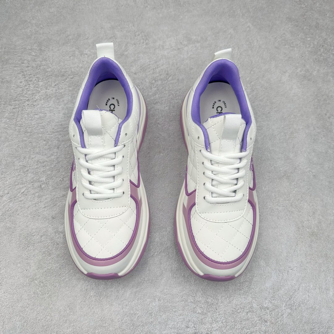 图片[2]-Chanel香奈儿 2025C 最新米兰走秀爆款 厚底老爹运动鞋 原版开发1-1复刻 官方同步 25款官方最新包装 花纹礼盒包装 小香早春度假新款 双C方圆头系带休闲鞋 潮鞋 此款绝对是小香这一季最火的存在 专柜根本就买不到系列 恨不得焊在脚上系列 好穿又个性 跟以往风格不同 没有大大的Logo 低调且高级感满满 轻英伦风的方头➕菱格的柔和 完美的融合在一起 有一种1️⃣➕1️⃣大于3的感觉 经典的撞色搭配 出彩且不突兀 搭配 短裙 短裤 牛仔 潮服 时尚感瞬间提升好几个档次 【采用牛皮拼接牛反绒 内里透气网面 原版开模𝐓𝐏𝐔大底 增高𝟒𝐂𝐌】 货号： G397922631 Sizc： 35 36 37 38 39 40-选品中心