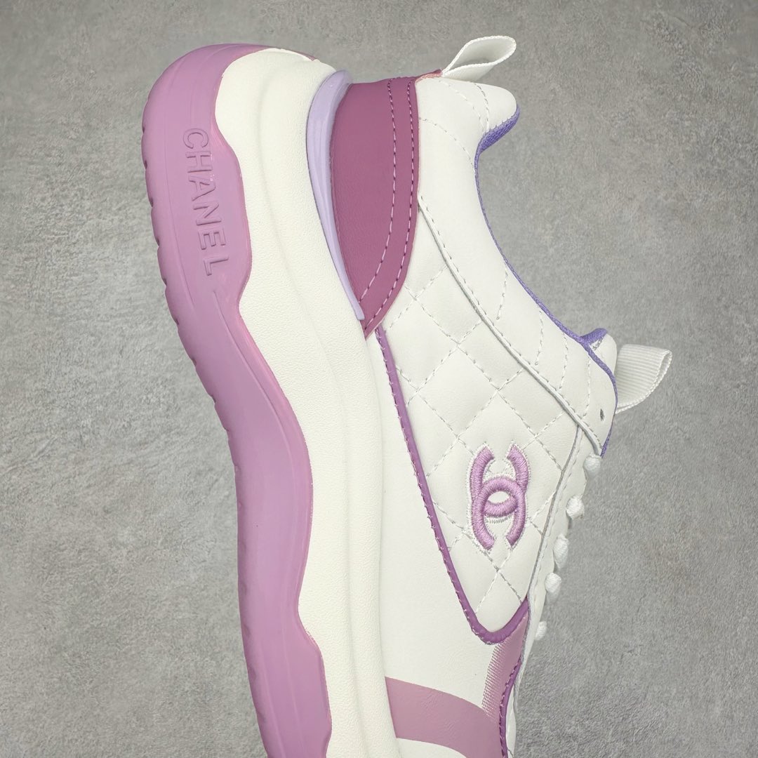 图片[6]-Chanel香奈儿 2025C 最新米兰走秀爆款 厚底老爹运动鞋 原版开发1-1复刻 官方同步 25款官方最新包装 花纹礼盒包装 小香早春度假新款 双C方圆头系带休闲鞋 潮鞋 此款绝对是小香这一季最火的存在 专柜根本就买不到系列 恨不得焊在脚上系列 好穿又个性 跟以往风格不同 没有大大的Logo 低调且高级感满满 轻英伦风的方头➕菱格的柔和 完美的融合在一起 有一种1️⃣➕1️⃣大于3的感觉 经典的撞色搭配 出彩且不突兀 搭配 短裙 短裤 牛仔 潮服 时尚感瞬间提升好几个档次 【采用牛皮拼接牛反绒 内里透气网面 原版开模𝐓𝐏𝐔大底 增高𝟒𝐂𝐌】 货号： G397922631 Sizc： 35 36 37 38 39 40-选品中心