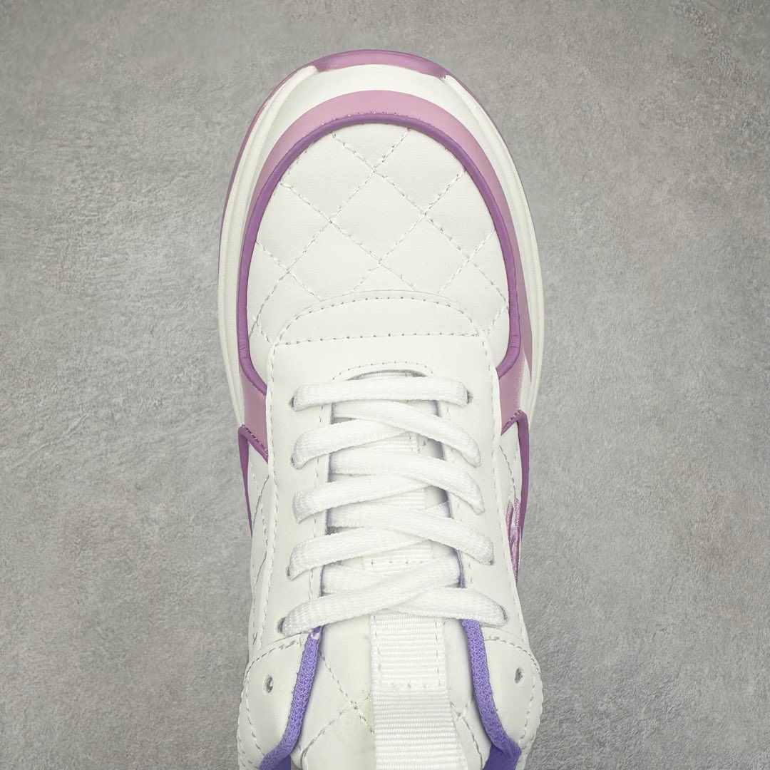 图片[4]-Chanel香奈儿 2025C 最新米兰走秀爆款 厚底老爹运动鞋 原版开发1-1复刻 官方同步 25款官方最新包装 花纹礼盒包装 小香早春度假新款 双C方圆头系带休闲鞋 潮鞋 此款绝对是小香这一季最火的存在 专柜根本就买不到系列 恨不得焊在脚上系列 好穿又个性 跟以往风格不同 没有大大的Logo 低调且高级感满满 轻英伦风的方头➕菱格的柔和 完美的融合在一起 有一种1️⃣➕1️⃣大于3的感觉 经典的撞色搭配 出彩且不突兀 搭配 短裙 短裤 牛仔 潮服 时尚感瞬间提升好几个档次 【采用牛皮拼接牛反绒 内里透气网面 原版开模𝐓𝐏𝐔大底 增高𝟒𝐂𝐌】 货号： G397922631 Sizc： 35 36 37 38 39 40-选品中心