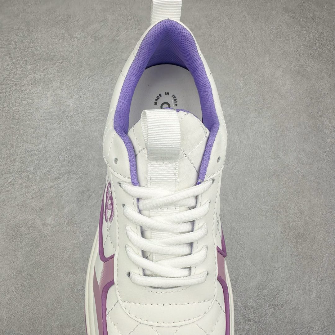 图片[5]-Chanel香奈儿 2025C 最新米兰走秀爆款 厚底老爹运动鞋 原版开发1-1复刻 官方同步 25款官方最新包装 花纹礼盒包装 小香早春度假新款 双C方圆头系带休闲鞋 潮鞋 此款绝对是小香这一季最火的存在 专柜根本就买不到系列 恨不得焊在脚上系列 好穿又个性 跟以往风格不同 没有大大的Logo 低调且高级感满满 轻英伦风的方头➕菱格的柔和 完美的融合在一起 有一种1️⃣➕1️⃣大于3的感觉 经典的撞色搭配 出彩且不突兀 搭配 短裙 短裤 牛仔 潮服 时尚感瞬间提升好几个档次 【采用牛皮拼接牛反绒 内里透气网面 原版开模𝐓𝐏𝐔大底 增高𝟒𝐂𝐌】 货号： G397922631 Sizc： 35 36 37 38 39 40-选品中心