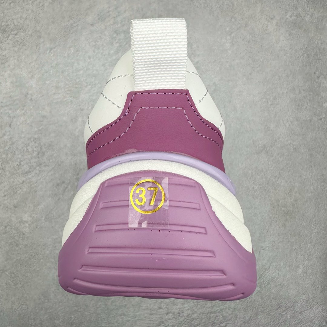 图片[8]-Chanel香奈儿 2025C 最新米兰走秀爆款 厚底老爹运动鞋 原版开发1-1复刻 官方同步 25款官方最新包装 花纹礼盒包装 小香早春度假新款 双C方圆头系带休闲鞋 潮鞋 此款绝对是小香这一季最火的存在 专柜根本就买不到系列 恨不得焊在脚上系列 好穿又个性 跟以往风格不同 没有大大的Logo 低调且高级感满满 轻英伦风的方头➕菱格的柔和 完美的融合在一起 有一种1️⃣➕1️⃣大于3的感觉 经典的撞色搭配 出彩且不突兀 搭配 短裙 短裤 牛仔 潮服 时尚感瞬间提升好几个档次 【采用牛皮拼接牛反绒 内里透气网面 原版开模𝐓𝐏𝐔大底 增高𝟒𝐂𝐌】 货号： G397922631 Sizc： 35 36 37 38 39 40-选品中心