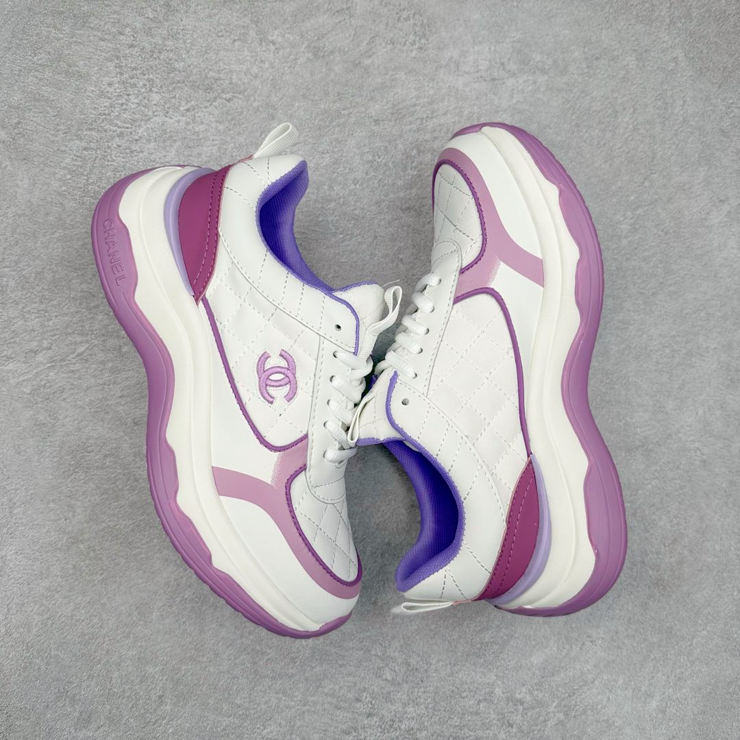 图片[3]-Chanel香奈儿 2025C 最新米兰走秀爆款 厚底老爹运动鞋 原版开发1-1复刻 官方同步 25款官方最新包装 花纹礼盒包装 小香早春度假新款 双C方圆头系带休闲鞋 潮鞋 此款绝对是小香这一季最火的存在 专柜根本就买不到系列 恨不得焊在脚上系列 好穿又个性 跟以往风格不同 没有大大的Logo 低调且高级感满满 轻英伦风的方头➕菱格的柔和 完美的融合在一起 有一种1️⃣➕1️⃣大于3的感觉 经典的撞色搭配 出彩且不突兀 搭配 短裙 短裤 牛仔 潮服 时尚感瞬间提升好几个档次 【采用牛皮拼接牛反绒 内里透气网面 原版开模𝐓𝐏𝐔大底 增高𝟒𝐂𝐌】 货号： G397922631 Sizc： 35 36 37 38 39 40-选品中心