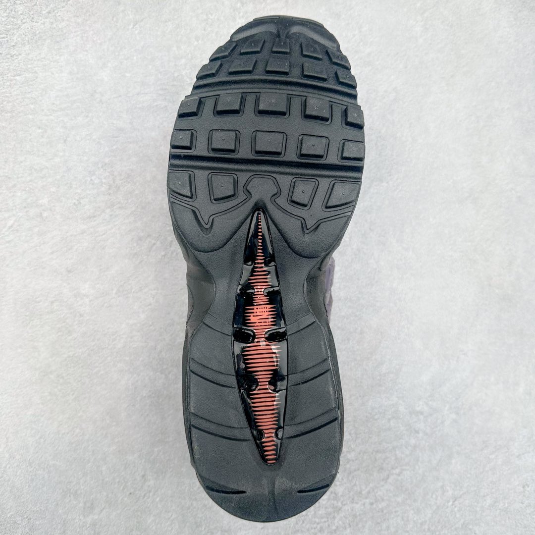 图片[9]-＃MX版 NK Air Max 95 复古减震气垫跑鞋 经典重温 538416-021 外单专供大厂出品 品质稳定 一百余色 终端操作 鞋款设计灵感源于人体构造 中底设计基于人体的脊柱构造 是整体设计的核心 尼龙孔眼代表了肋骨 而分层式面板和网眼象征着肌肉纤维和肉体组织 Air Max 95采用了两个独立的吹塑成型的Air-Sole单元 并首次在前掌使用可视化气垫设计 Swoosh logo夜当作一个 点符号放在了鞋子的后帮位置 20年的发展让 AIR MAX 95有了不同的故事 20年后再度面向世人的时候 焕然一新的面貌 让人有了另外一种清新脱俗的感觉 尺码：39 40 40.5 41 42 42.5 43 44 44.5 45 46 47.5 48-选品中心