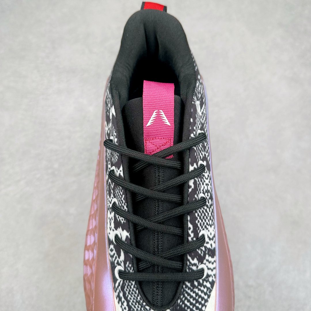 图片[5]-＃纯原新品 AD Anthony Edwards A.E. 2 \\\”华子二代\\\” 安东尼·爱德华兹签名实战减震防滑耐磨低帮篮球鞋 JI1482 球鞋的整体设计非常复古 也可以理解为并不是目前篮球鞋的设计趋势 AE2流线简约的设计 也是让其非常具有辨识度 袜套与「蚁巢」组成的鞋身 在保证透气效果的同时 搭配鞋带更能带来相当出色的鞋脚一体性 中底自然还是搭载着AD的当家科技并经由外层 TPU 包裹 将软、弹和支撑性同时兼顾 尺码：40 40.5 41 42 42.5 43 44 44.5 45 46-选品中心