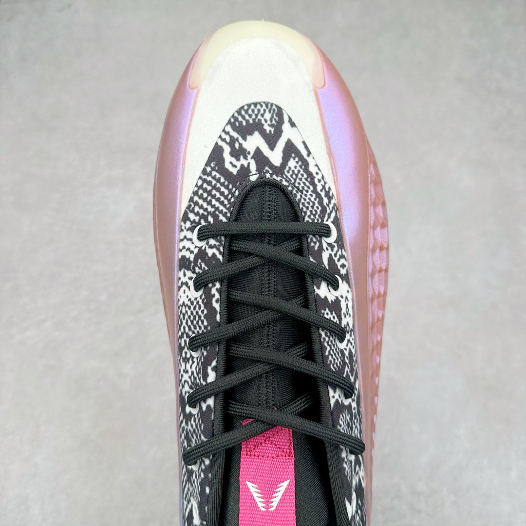 图片[4]-＃纯原新品 AD Anthony Edwards A.E. 2 \\\”华子二代\\\” 安东尼·爱德华兹签名实战减震防滑耐磨低帮篮球鞋 JI1482 球鞋的整体设计非常复古 也可以理解为并不是目前篮球鞋的设计趋势 AE2流线简约的设计 也是让其非常具有辨识度 袜套与「蚁巢」组成的鞋身 在保证透气效果的同时 搭配鞋带更能带来相当出色的鞋脚一体性 中底自然还是搭载着AD的当家科技并经由外层 TPU 包裹 将软、弹和支撑性同时兼顾 尺码：40 40.5 41 42 42.5 43 44 44.5 45 46-选品中心