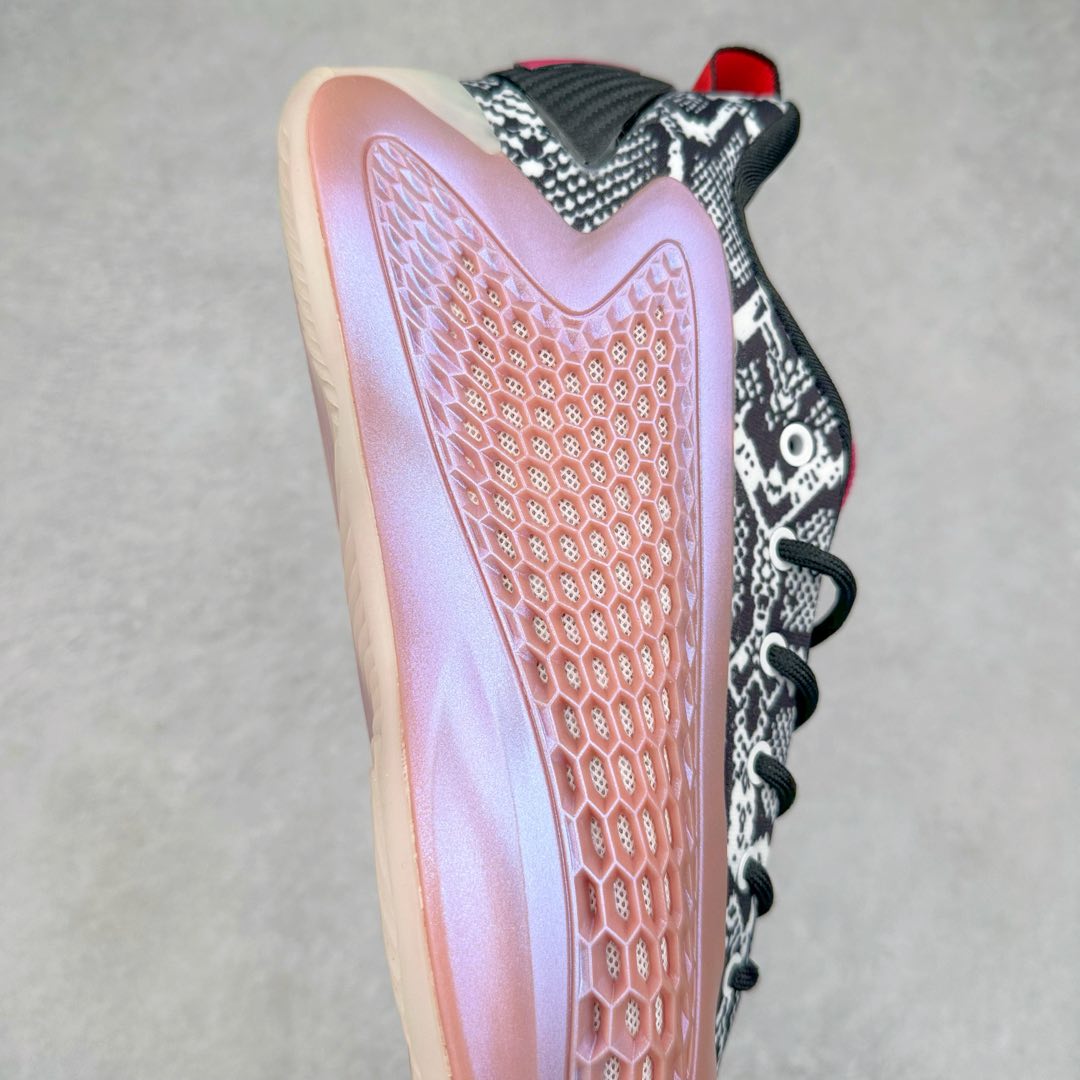 图片[6]-＃纯原新品 AD Anthony Edwards A.E. 2 \\\”华子二代\\\” 安东尼·爱德华兹签名实战减震防滑耐磨低帮篮球鞋 JI1482 球鞋的整体设计非常复古 也可以理解为并不是目前篮球鞋的设计趋势 AE2流线简约的设计 也是让其非常具有辨识度 袜套与「蚁巢」组成的鞋身 在保证透气效果的同时 搭配鞋带更能带来相当出色的鞋脚一体性 中底自然还是搭载着AD的当家科技并经由外层 TPU 包裹 将软、弹和支撑性同时兼顾 尺码：40 40.5 41 42 42.5 43 44 44.5 45 46-选品中心