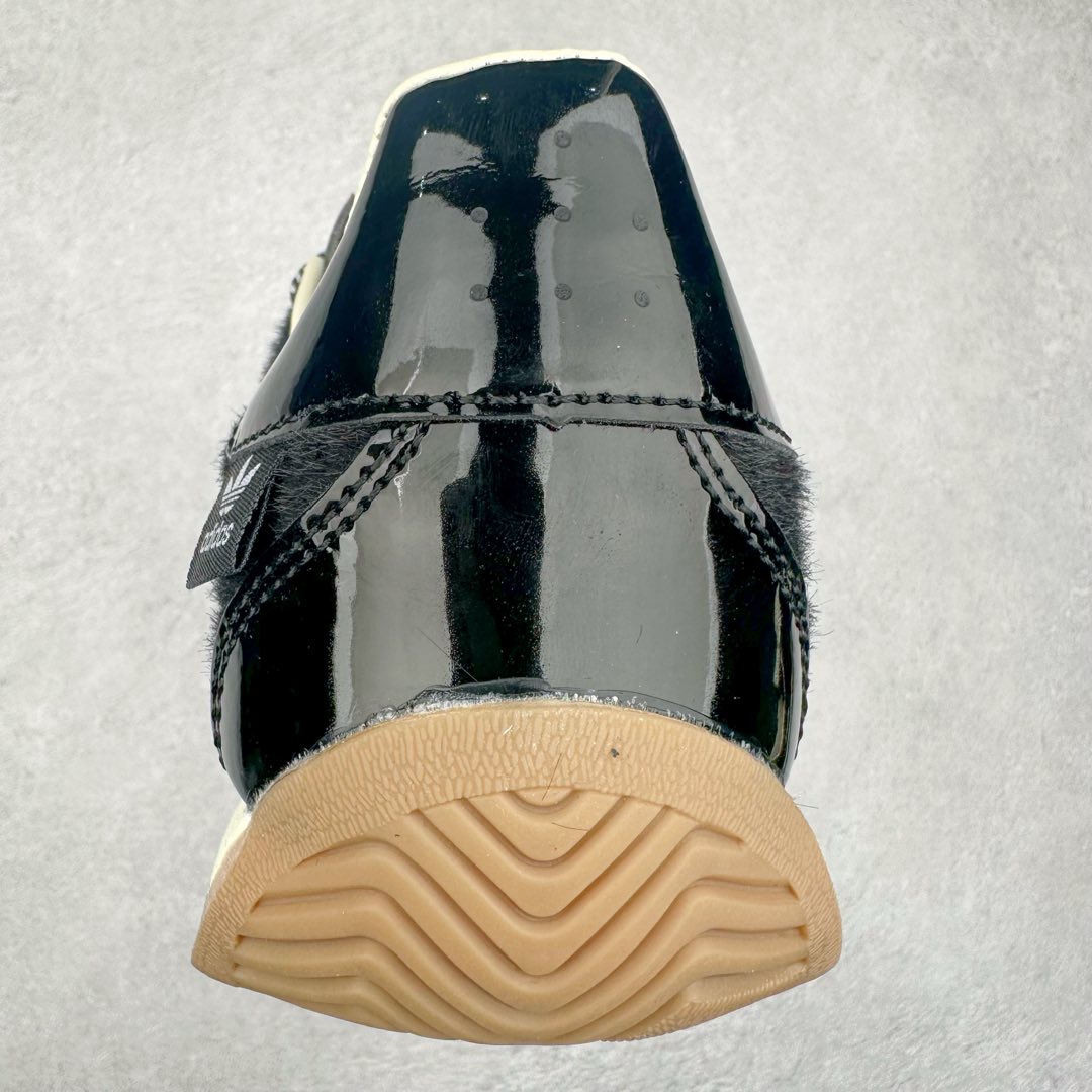 图片[8]-Song for the Mute x AD Originals SFTM-003 联名款复古慢跑鞋 JH9010 Originals与时装品牌Song for the Mute即将迎来第三个合作系列 这个系列主打的也是怀旧的氛围 采用了Country OG这个诞生于上世纪70年代的鞋款 尼龙和绒面革的梦幻拼接 低调而富有质感 呈现SFTM一贯的面料美学 三款不同风格的配色 亮点十足的斑点鞋带 体现怀旧主义和前卫设计无缝交织 鞋款采用了低帮的造型 方便日常穿着 同时对于外底做了处理 皮革材质和尼龙布材质的组合也更具是时代感 尺码：36 36.5 37 38 38.5 39 40 40.5 41 42 42.5 43 44 44.5 45-选品中心