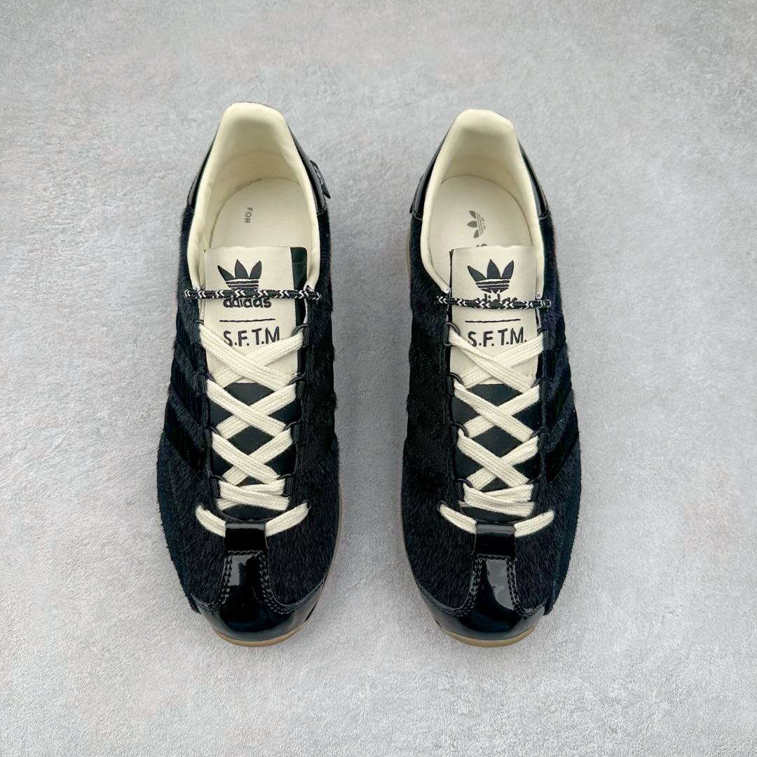 图片[2]-Song for the Mute x AD Originals SFTM-003 联名款复古慢跑鞋 JH9010 Originals与时装品牌Song for the Mute即将迎来第三个合作系列 这个系列主打的也是怀旧的氛围 采用了Country OG这个诞生于上世纪70年代的鞋款 尼龙和绒面革的梦幻拼接 低调而富有质感 呈现SFTM一贯的面料美学 三款不同风格的配色 亮点十足的斑点鞋带 体现怀旧主义和前卫设计无缝交织 鞋款采用了低帮的造型 方便日常穿着 同时对于外底做了处理 皮革材质和尼龙布材质的组合也更具是时代感 尺码：36 36.5 37 38 38.5 39 40 40.5 41 42 42.5 43 44 44.5 45-选品中心