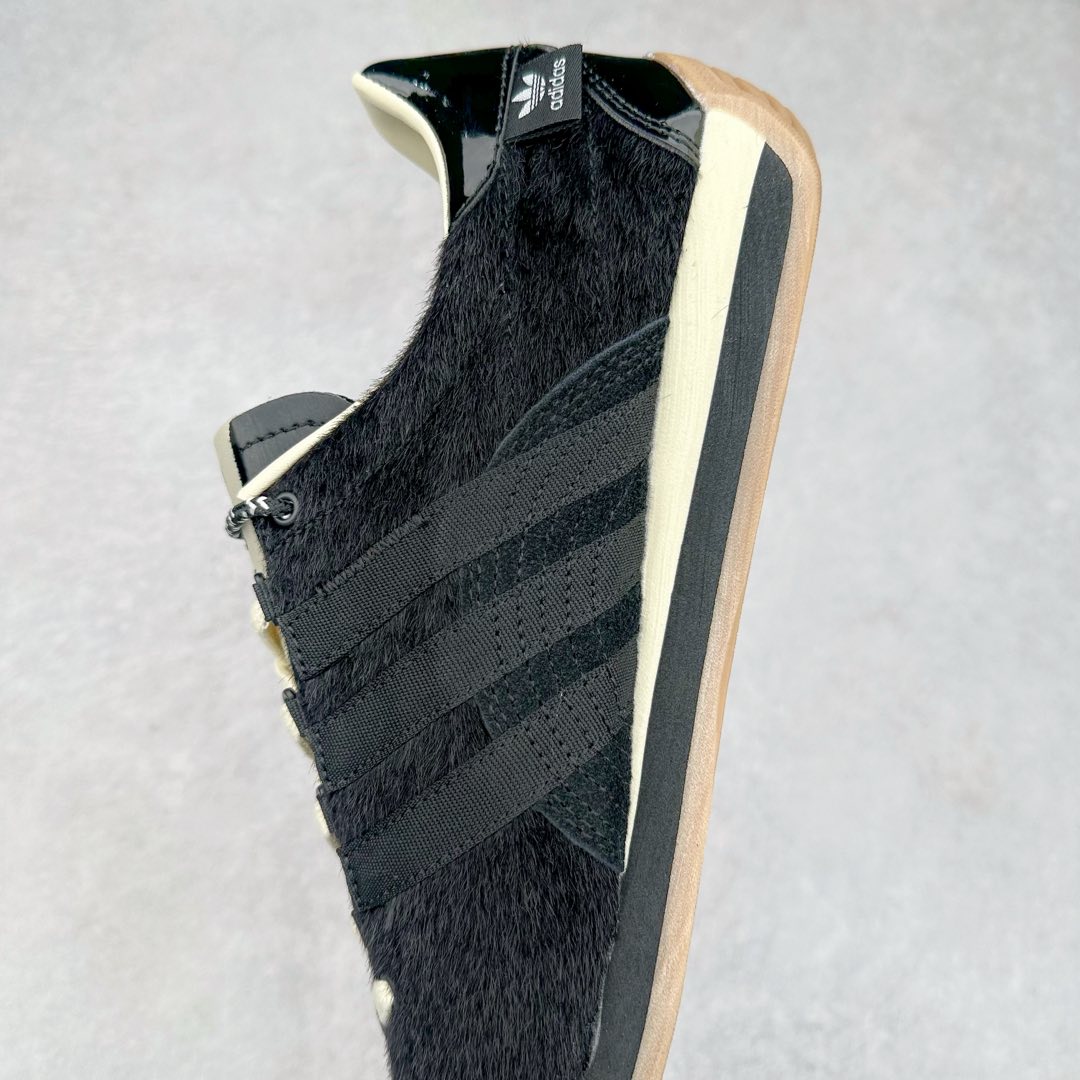 图片[7]-Song for the Mute x AD Originals SFTM-003 联名款复古慢跑鞋 JH9010 Originals与时装品牌Song for the Mute即将迎来第三个合作系列 这个系列主打的也是怀旧的氛围 采用了Country OG这个诞生于上世纪70年代的鞋款 尼龙和绒面革的梦幻拼接 低调而富有质感 呈现SFTM一贯的面料美学 三款不同风格的配色 亮点十足的斑点鞋带 体现怀旧主义和前卫设计无缝交织 鞋款采用了低帮的造型 方便日常穿着 同时对于外底做了处理 皮革材质和尼龙布材质的组合也更具是时代感 尺码：36 36.5 37 38 38.5 39 40 40.5 41 42 42.5 43 44 44.5 45-选品中心