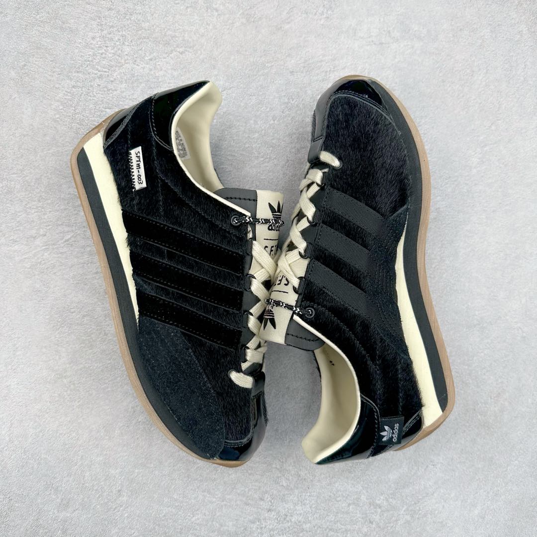 图片[3]-Song for the Mute x AD Originals SFTM-003 联名款复古慢跑鞋 JH9010 Originals与时装品牌Song for the Mute即将迎来第三个合作系列 这个系列主打的也是怀旧的氛围 采用了Country OG这个诞生于上世纪70年代的鞋款 尼龙和绒面革的梦幻拼接 低调而富有质感 呈现SFTM一贯的面料美学 三款不同风格的配色 亮点十足的斑点鞋带 体现怀旧主义和前卫设计无缝交织 鞋款采用了低帮的造型 方便日常穿着 同时对于外底做了处理 皮革材质和尼龙布材质的组合也更具是时代感 尺码：36 36.5 37 38 38.5 39 40 40.5 41 42 42.5 43 44 44.5 45-选品中心