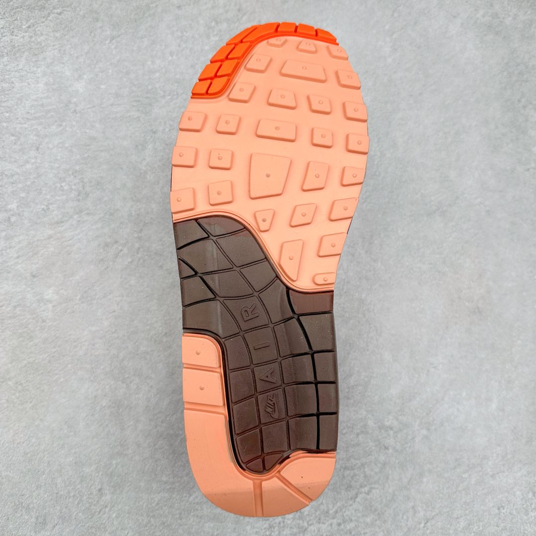 图片[9]-NK Air Max 1 初代复古气垫慢跑鞋 HF7346-200 由Tinker Hatfeld和Mark Parker在1987年设计 灵感来自于巴黎蓬皮杜中心 在参观了蓬皮杜中心之后提出了Air Max的标志性开窗可视气垫的理念 并将其实际开发成功 是NK史上第一双可视气垫跑鞋 凭借着Air Max气垫带来的舒适脚感和鞋面面料上的不断精进才使得Air Max 1在现如今都是复古慢跑鞋的首选 深厚的历史渊源 独特的流线形设计 极为复古的外观使得它深受鞋迷的喜爱 尺码：36 36.5 37.5 38 38.5 39 40 40.5 41 42 42.5 43 44 44.5 45-选品中心