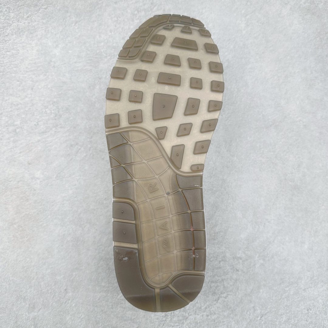 图片[9]-NK Air Max 1 初代复古气垫慢跑鞋 HJ9292-070 由Tinker Hatfeld和Mark Parker在1987年设计 灵感来自于巴黎蓬皮杜中心 在参观了蓬皮杜中心之后提出了Air Max的标志性开窗可视气垫的理念 并将其实际开发成功 是NK史上第一双可视气垫跑鞋 凭借着Air Max气垫带来的舒适脚感和鞋面面料上的不断精进才使得Air Max 1在现如今都是复古慢跑鞋的首选 深厚的历史渊源 独特的流线形设计 极为复古的外观使得它深受鞋迷的喜爱 尺码：36 36.5 37.5 38 38.5 39 40 40.5 41 42 42.5 43 44 44.5 45-选品中心