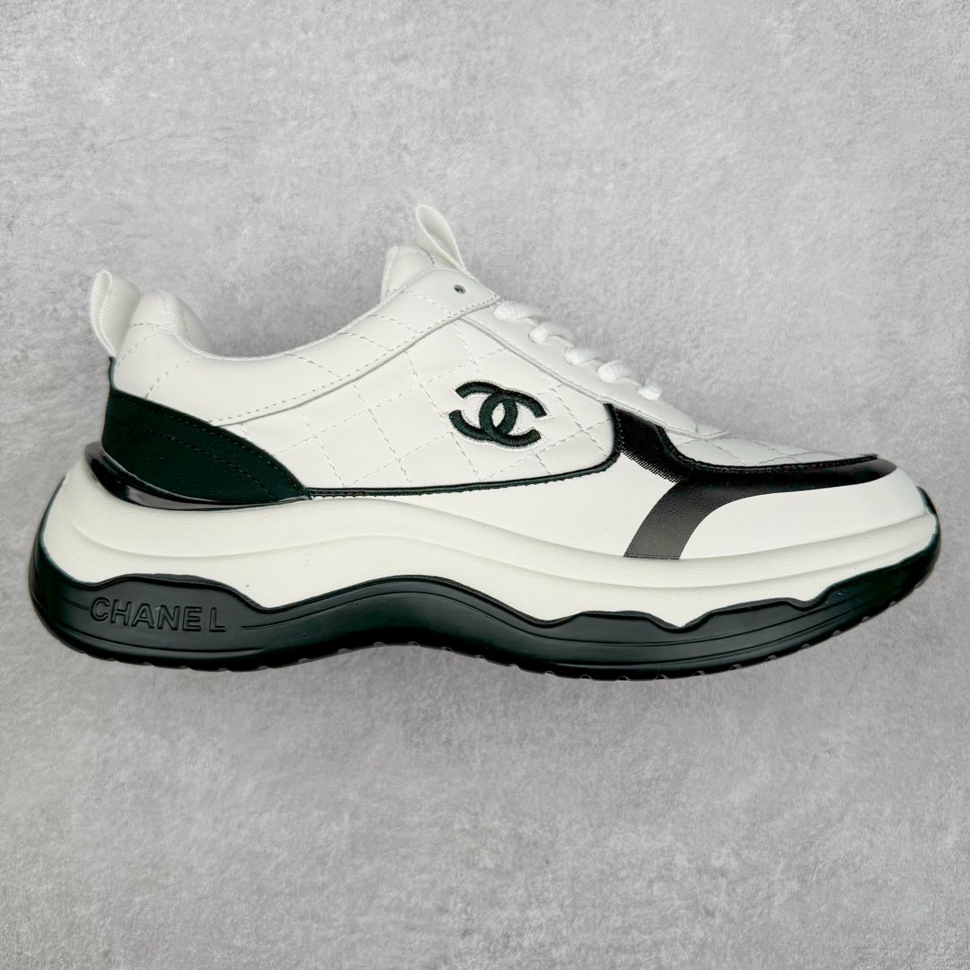 Chanel香奈儿 2025C 最新米兰走秀爆款 厚底老爹运动鞋 原版开发1-1复刻 官方同步 25款官方最新包装 花纹礼盒包装 小香早春度假新款 双C方圆头系带休闲鞋 潮鞋 此款绝对是小香这一季最火的存在 专柜根本就买不到系列 恨不得焊在脚上系列 好穿又个性 跟以往风格不同 没有大大的Logo 低调且高级感满满 轻英伦风的方头➕菱格的柔和 完美的融合在一起 有一种1️⃣➕1️⃣大于3的感觉 经典的撞色搭配 出彩且不突兀 搭配 短裙 短裤 牛仔 潮服 时尚感瞬间提升好几个档次 【采用牛皮拼接牛反绒 内里透气网面 原版开模𝐓𝐏𝐔大底 增高𝟒𝐂𝐌】 货号： G397922631 Sizc： 35 36 37 38 39 40-选品中心