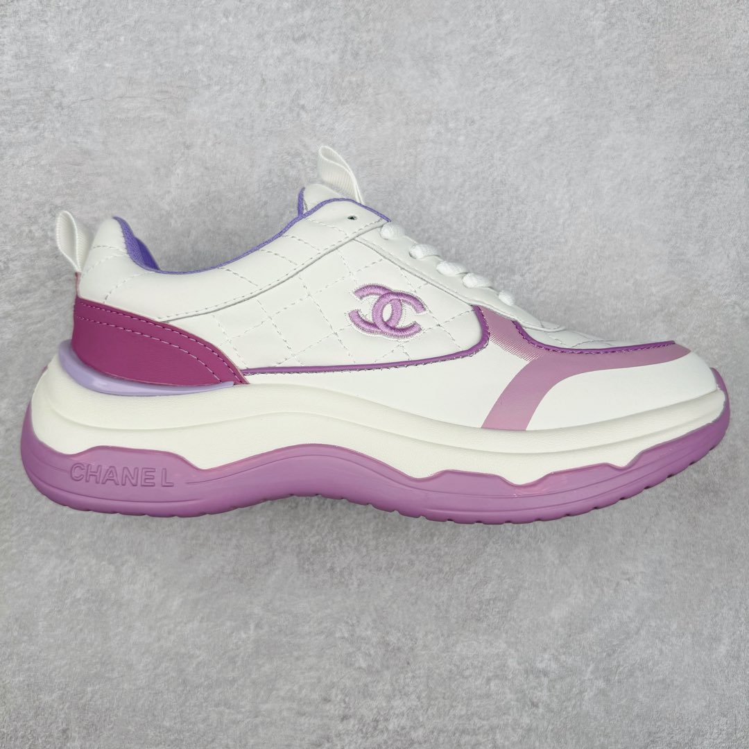 Chanel香奈儿 2025C 最新米兰走秀爆款 厚底老爹运动鞋 原版开发1-1复刻 官方同步 25款官方最新包装 花纹礼盒包装 小香早春度假新款 双C方圆头系带休闲鞋 潮鞋 此款绝对是小香这一季最火的存在 专柜根本就买不到系列 恨不得焊在脚上系列 好穿又个性 跟以往风格不同 没有大大的Logo 低调且高级感满满 轻英伦风的方头➕菱格的柔和 完美的融合在一起 有一种1️⃣➕1️⃣大于3的感觉 经典的撞色搭配 出彩且不突兀 搭配 短裙 短裤 牛仔 潮服 时尚感瞬间提升好几个档次 【采用牛皮拼接牛反绒 内里透气网面 原版开模𝐓𝐏𝐔大底 增高𝟒𝐂𝐌】 货号： G397922631 Sizc： 35 36 37 38 39 40-选品中心