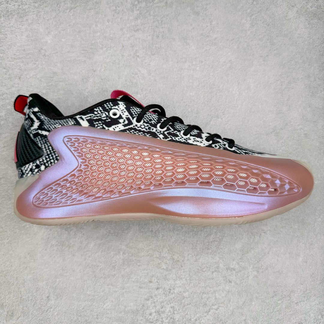 ＃纯原新品 AD Anthony Edwards A.E. 2 \\\”华子二代\\\” 安东尼·爱德华兹签名实战减震防滑耐磨低帮篮球鞋 JI1482 球鞋的整体设计非常复古 也可以理解为并不是目前篮球鞋的设计趋势 AE2流线简约的设计 也是让其非常具有辨识度 袜套与「蚁巢」组成的鞋身 在保证透气效果的同时 搭配鞋带更能带来相当出色的鞋脚一体性 中底自然还是搭载着AD的当家科技并经由外层 TPU 包裹 将软、弹和支撑性同时兼顾 尺码：40 40.5 41 42 42.5 43 44 44.5 45 46-选品中心