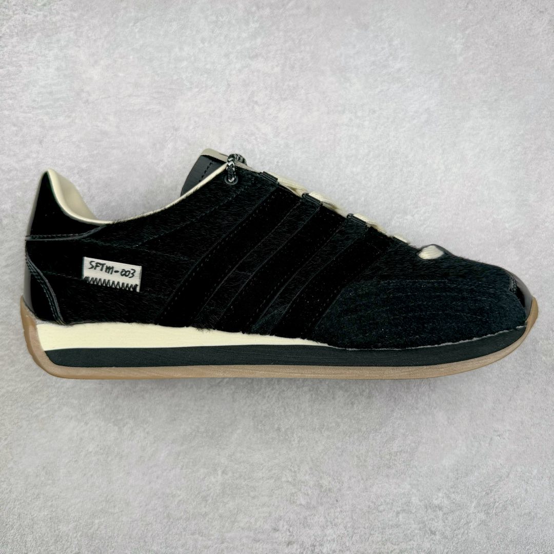 Song for the Mute x AD Originals SFTM-003 联名款复古慢跑鞋 JH9010 Originals与时装品牌Song for the Mute即将迎来第三个合作系列 这个系列主打的也是怀旧的氛围 采用了Country OG这个诞生于上世纪70年代的鞋款 尼龙和绒面革的梦幻拼接 低调而富有质感 呈现SFTM一贯的面料美学 三款不同风格的配色 亮点十足的斑点鞋带 体现怀旧主义和前卫设计无缝交织 鞋款采用了低帮的造型 方便日常穿着 同时对于外底做了处理 皮革材质和尼龙布材质的组合也更具是时代感 尺码：36 36.5 37 38 38.5 39 40 40.5 41 42 42.5 43 44 44.5 45-选品中心