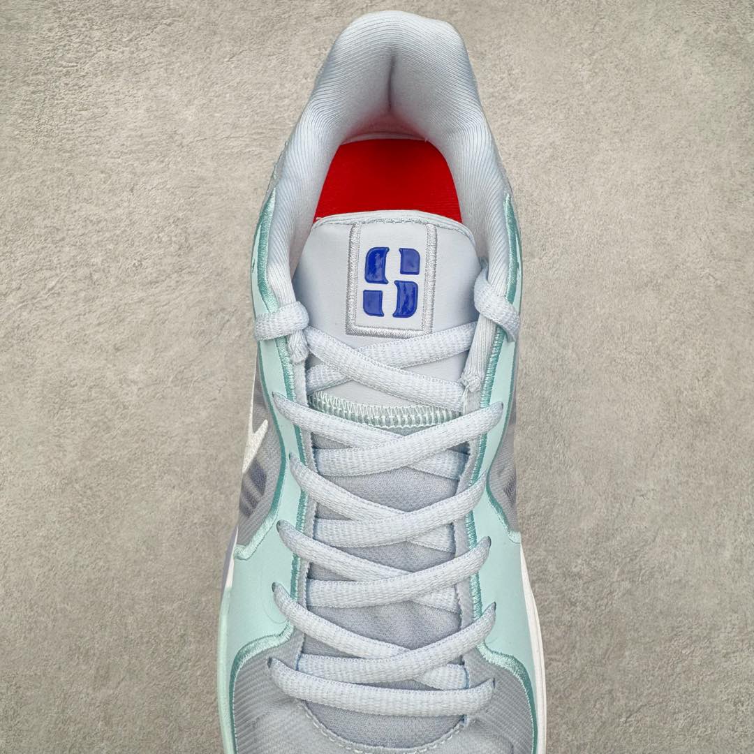 图片[5]-NK Sabrina 2 \’lonic\’ 萨布丽娜二代签名减震防滑低帮篮球鞋 FQ2174-002 灵感来自 lonescu 的罗马尼亚传统 在前掌和鞋眼处采用特殊图案 向传统的罗马尼亚艺术和建筑致敬 它配备了全掌 NK React 缓震系统 并在前脚掌处配备了 Zoom Air 气垫 大胆的任何人任何地方 信息嵌入中底 象征着 lonescu的竞争精神以及她相信梦想家可以来自任何地方 该鞋还包括带锁定中足束带系统 以帮助固定脚部 Sabrina 1 的这款产品采用光子粉尘、无烟煤色、紫红色梦幻、浅烟灰色和浅骨色配色方案 尺码：40 40.5 41 42 42.5 43 44 44.5 45 46-选品中心