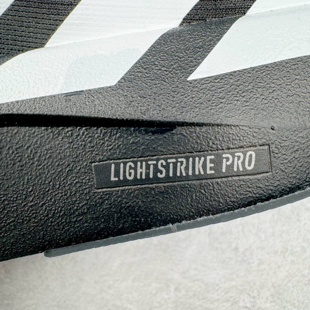 图片[19]-＃纯原 AD Adizero Eva SL M 零度进化版系列低帮轻便透气竞速休闲运动慢跑鞋 JP7149 相信大家对去年 adidas 横空出世的「顶级超跑」adiZero Adios Pro EVO 1 记忆犹新！不仅登顶阿迪史上最轻跑鞋宝座，更在接下来的全球马拉松赛事中，持续书写着惊人成绩，被网友戏称新一代「阿迪神鞋」全网刷屏！极简设计语言与强烈速度感和存在感的鞋侧三线，让人过目不忘，特别种草！其中定位于中长跑训练的 adidas Adizero Evo SL，整体外观造型与 adiZero Adios Pro EVO 1 非常相似。中底配置方面搭载全掌 Lightstrike Pro，鞋面采用透气网面示人，契合日常训练鞋的定位，更加耐用。外底给到了马牌橡胶，及类似上代竞速旗舰 adidas Adizero Adios Pro 3 区域分布。整体看下来无论是外观的鲜明辨识度，还是配置的扎实程度都很顶。尺码：36 36⅔ 37⅓ 38 38⅔ 39⅓ 40 40⅔ 41⅓ 42 42⅔ 43⅓ 44 45-选品中心